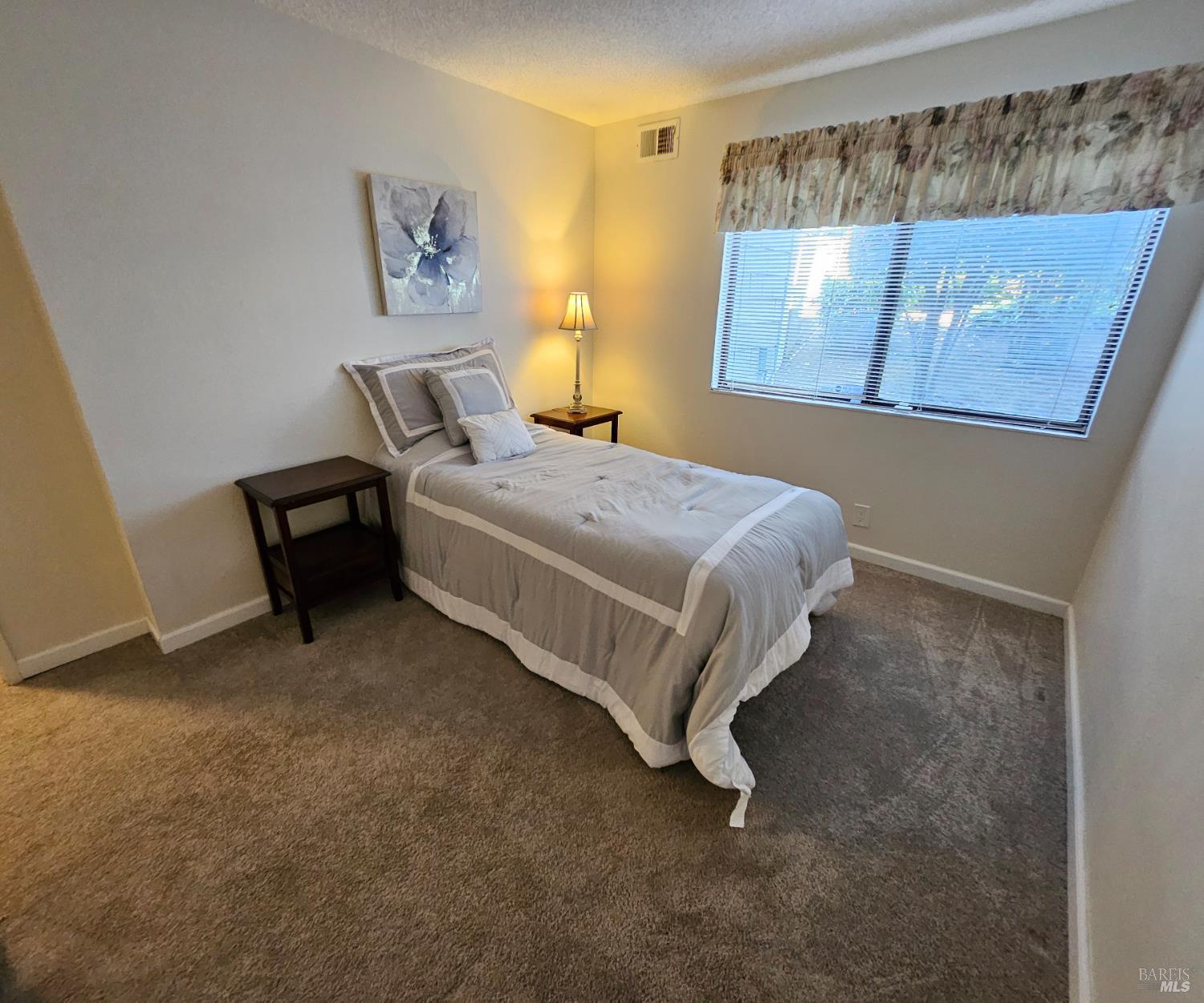 Detail Gallery Image 12 of 22 For 2145 Clearview Cir, Benicia,  CA 94510 - 2 Beds | 2/1 Baths