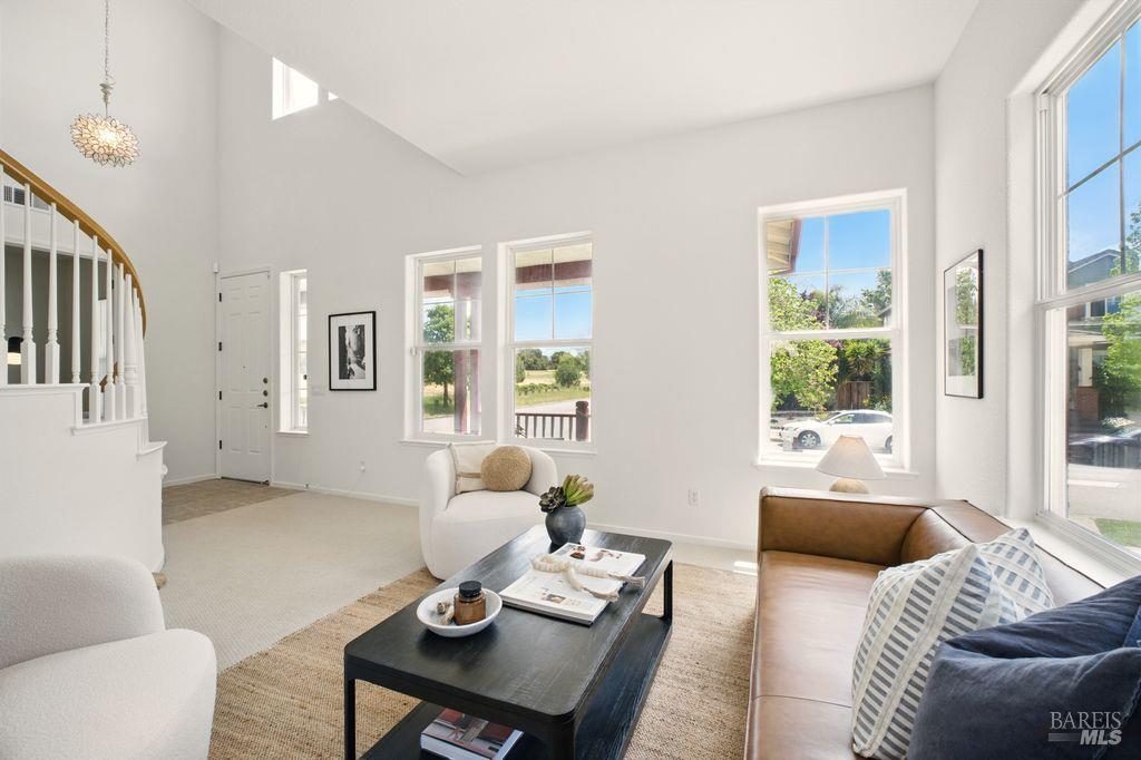 Detail Gallery Image 4 of 41 For 1935 Sestri Ln, Petaluma,  CA 94954 - 4 Beds | 4 Baths