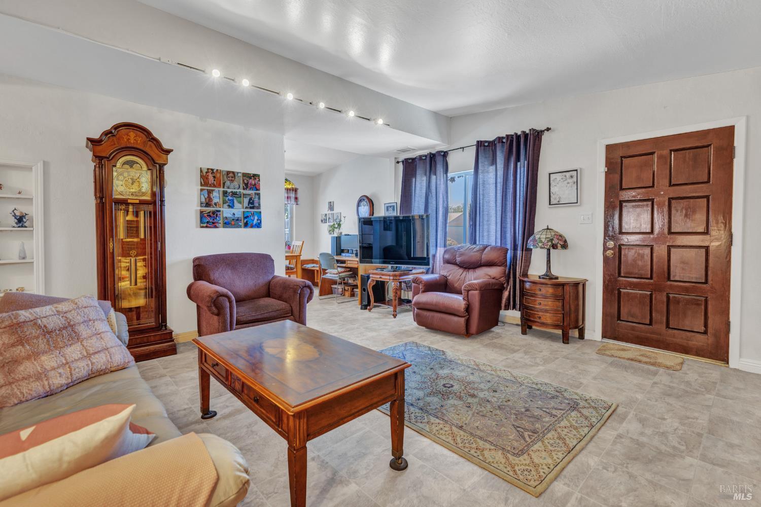 Detail Gallery Image 4 of 34 For 1324 Delwood St, Vallejo,  CA 94591 - 3 Beds | 2 Baths