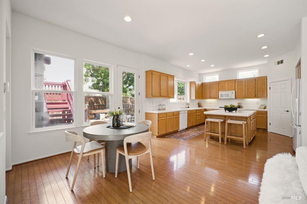 Detail Gallery Image 10 of 41 For 1935 Sestri Ln, Petaluma,  CA 94954 - 4 Beds | 4 Baths