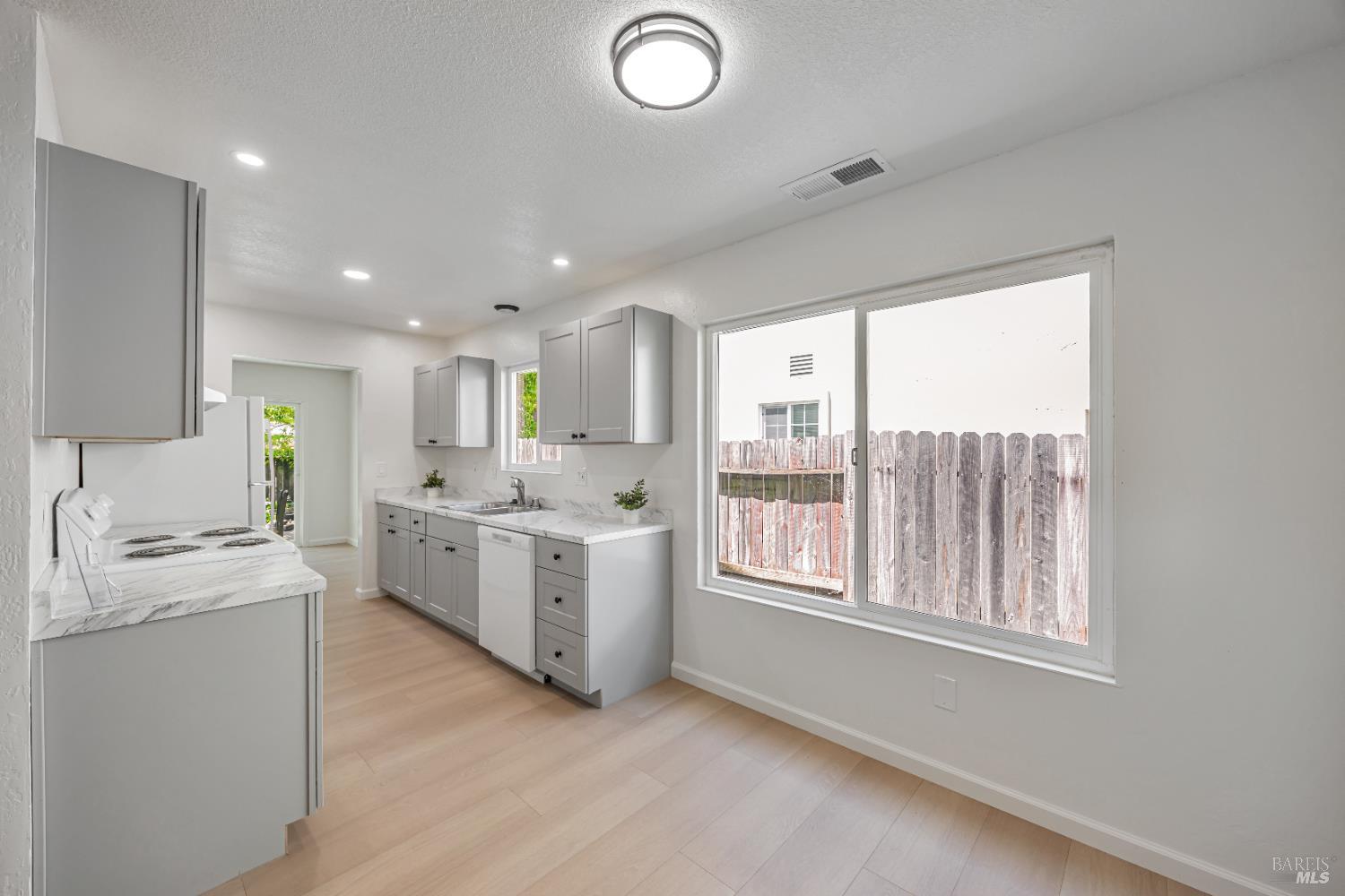 Detail Gallery Image 14 of 51 For 501 Garfield Park Ave, Santa Rosa,  CA 95409 - 4 Beds | 2 Baths