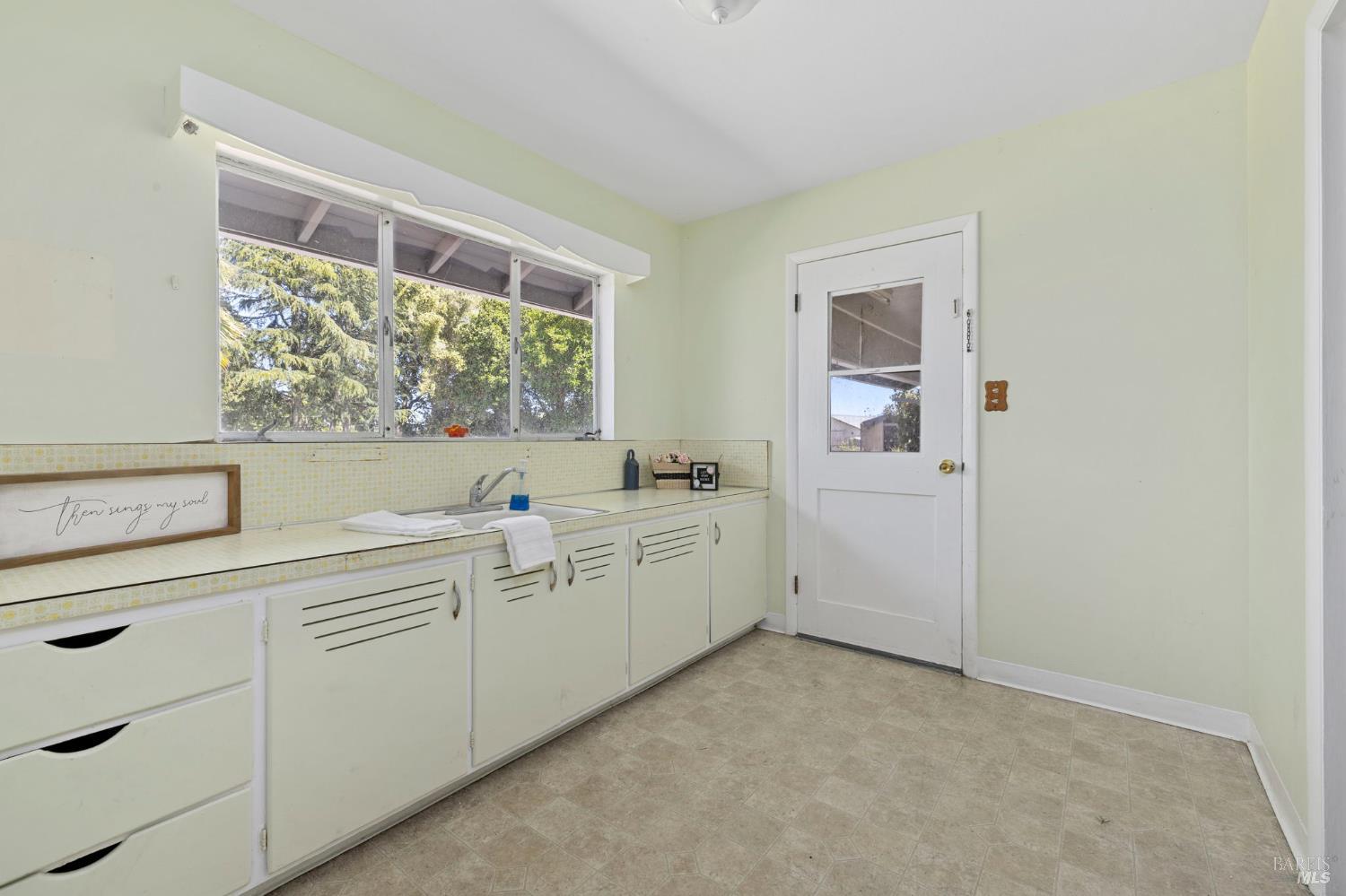 Detail Gallery Image 13 of 61 For 4335 Bodega Ave, Petaluma,  CA 95942 - 4 Beds | 3/1 Baths