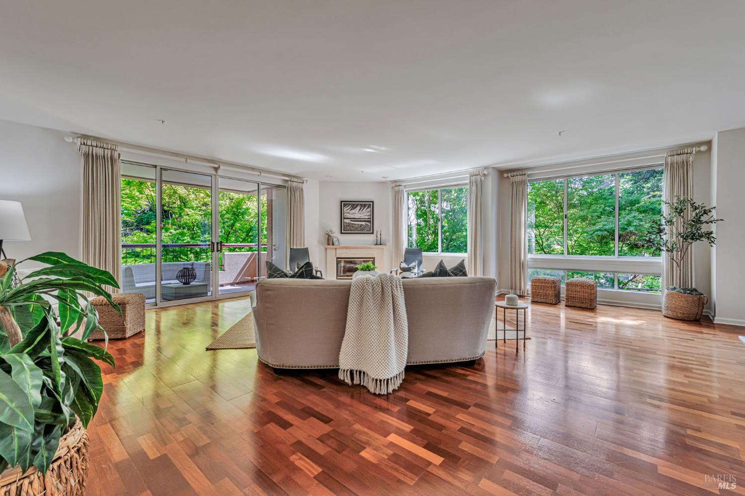 Detail Gallery Image 1 of 43 For 600 Deer Valley Rd 1e,  San Rafael,  CA 94903 - 2 Beds | 3 Baths