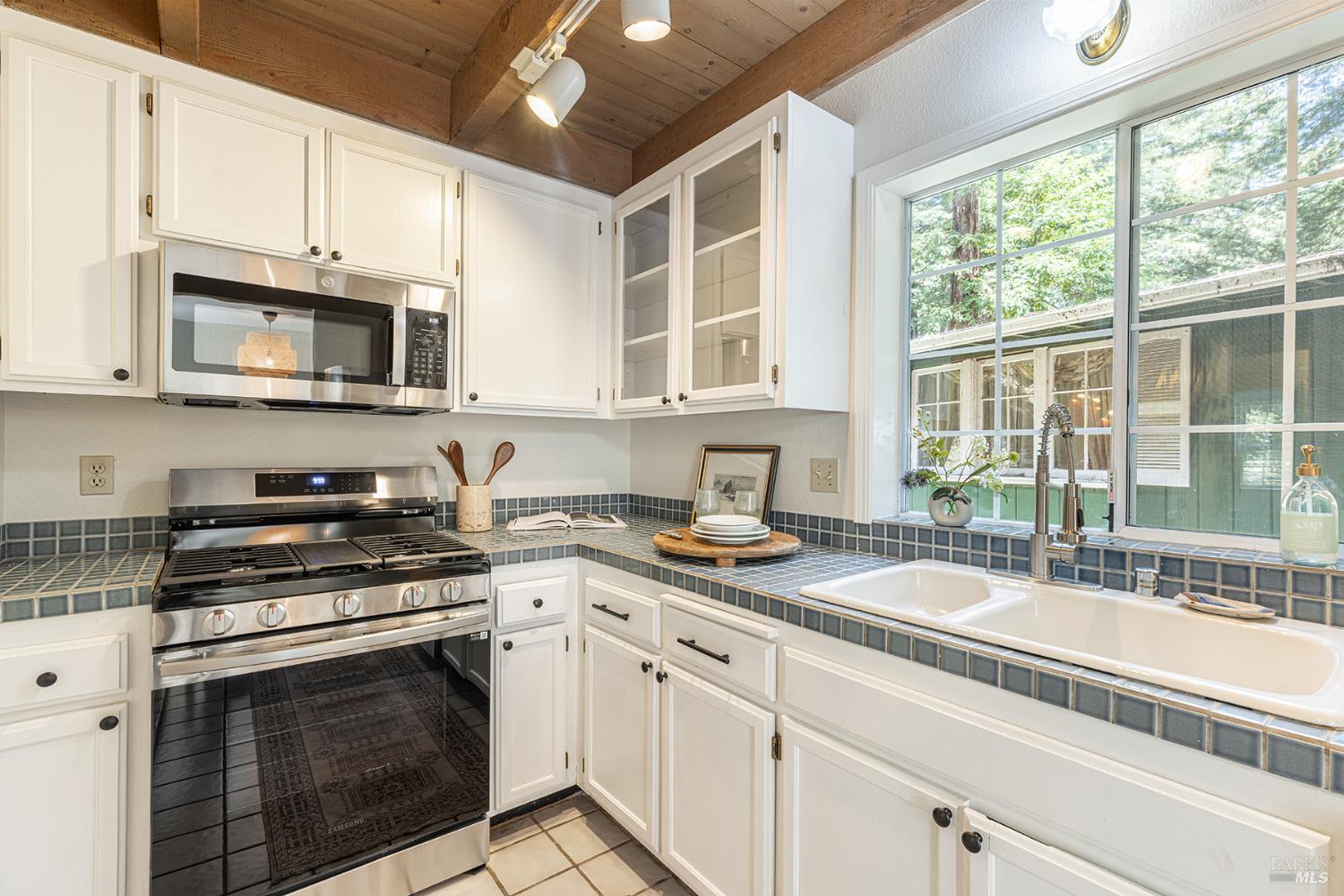 Detail Gallery Image 11 of 33 For 19369 Hidden Valley Rd, Guerneville,  CA 95446 - 3 Beds | 2 Baths