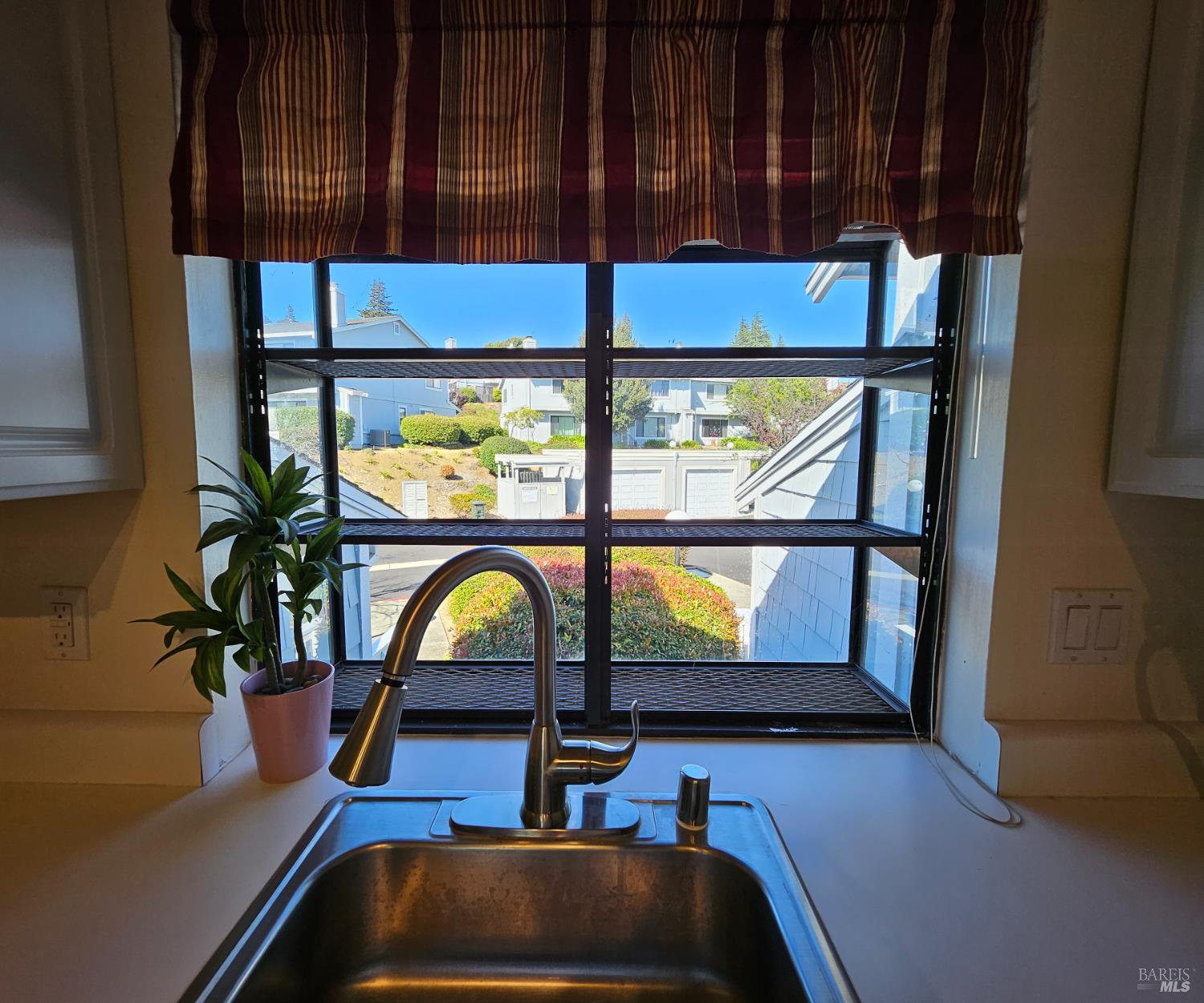 Detail Gallery Image 6 of 22 For 2145 Clearview Cir, Benicia,  CA 94510 - 2 Beds | 2/1 Baths