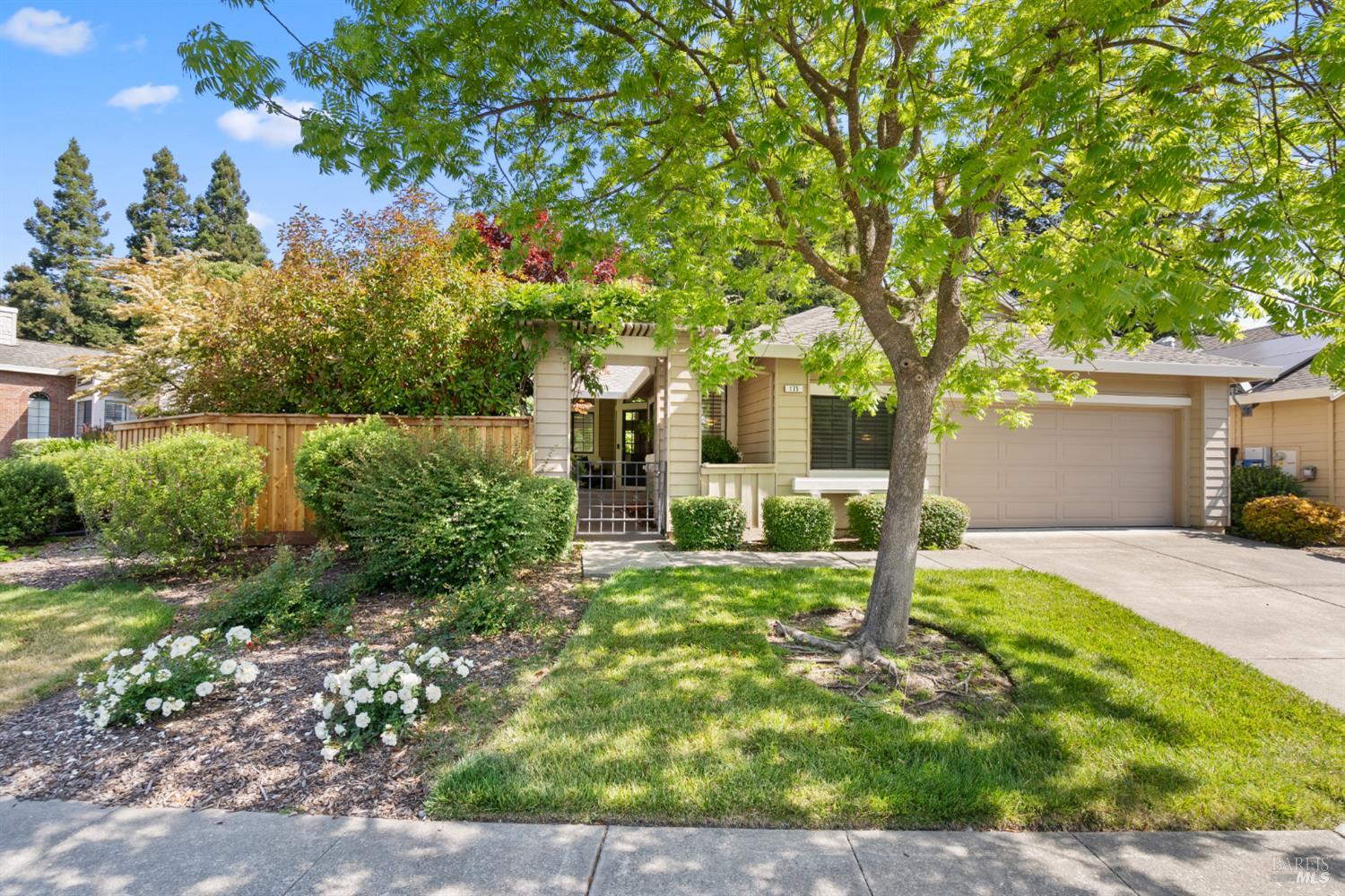Detail Gallery Image 2 of 48 For 175 Saint James Dr, Sonoma,  CA 95476 - 2 Beds | 2 Baths