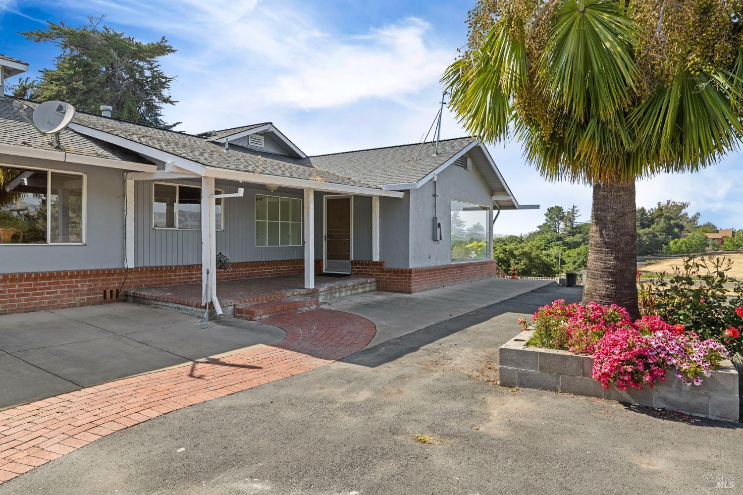 Detail Gallery Image 2 of 61 For 4335 Bodega Ave, Petaluma,  CA 95942 - 4 Beds | 3/1 Baths