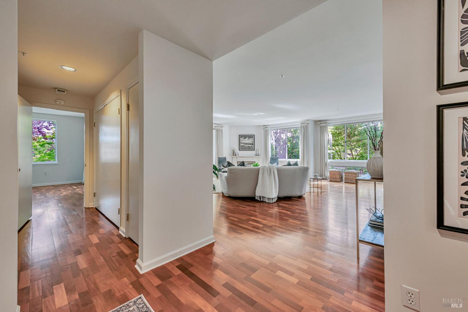 Detail Gallery Image 4 of 43 For 600 Deer Valley Rd 1e,  San Rafael,  CA 94903 - 2 Beds | 3 Baths