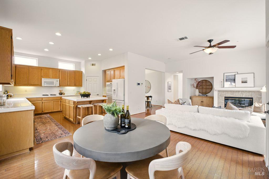 Detail Gallery Image 12 of 41 For 1935 Sestri Ln, Petaluma,  CA 94954 - 4 Beds | 4 Baths