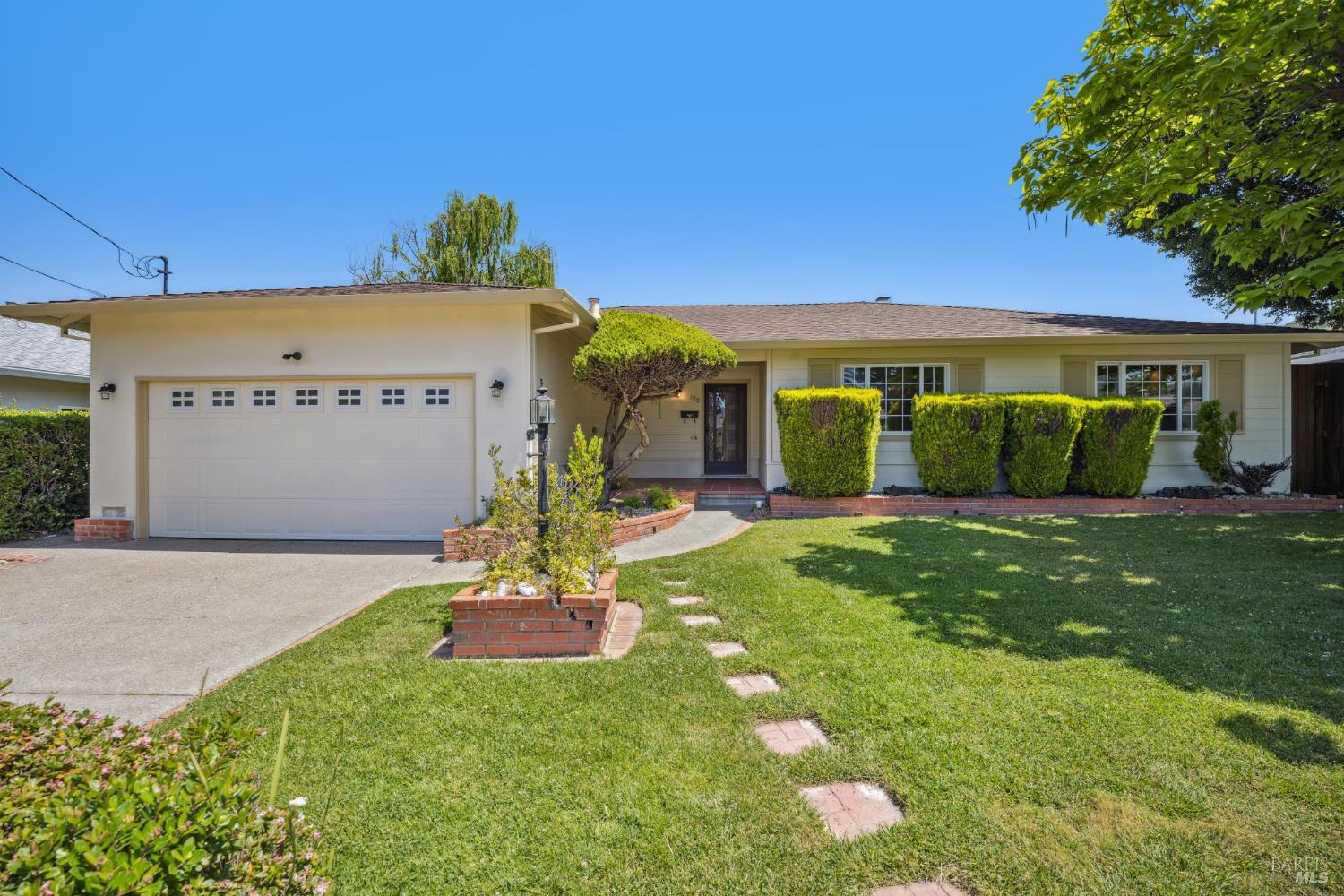 Detail Gallery Image 1 of 16 For 120 Meriam Dr, San Rafael,  CA 94903 - 3 Beds | 2/1 Baths