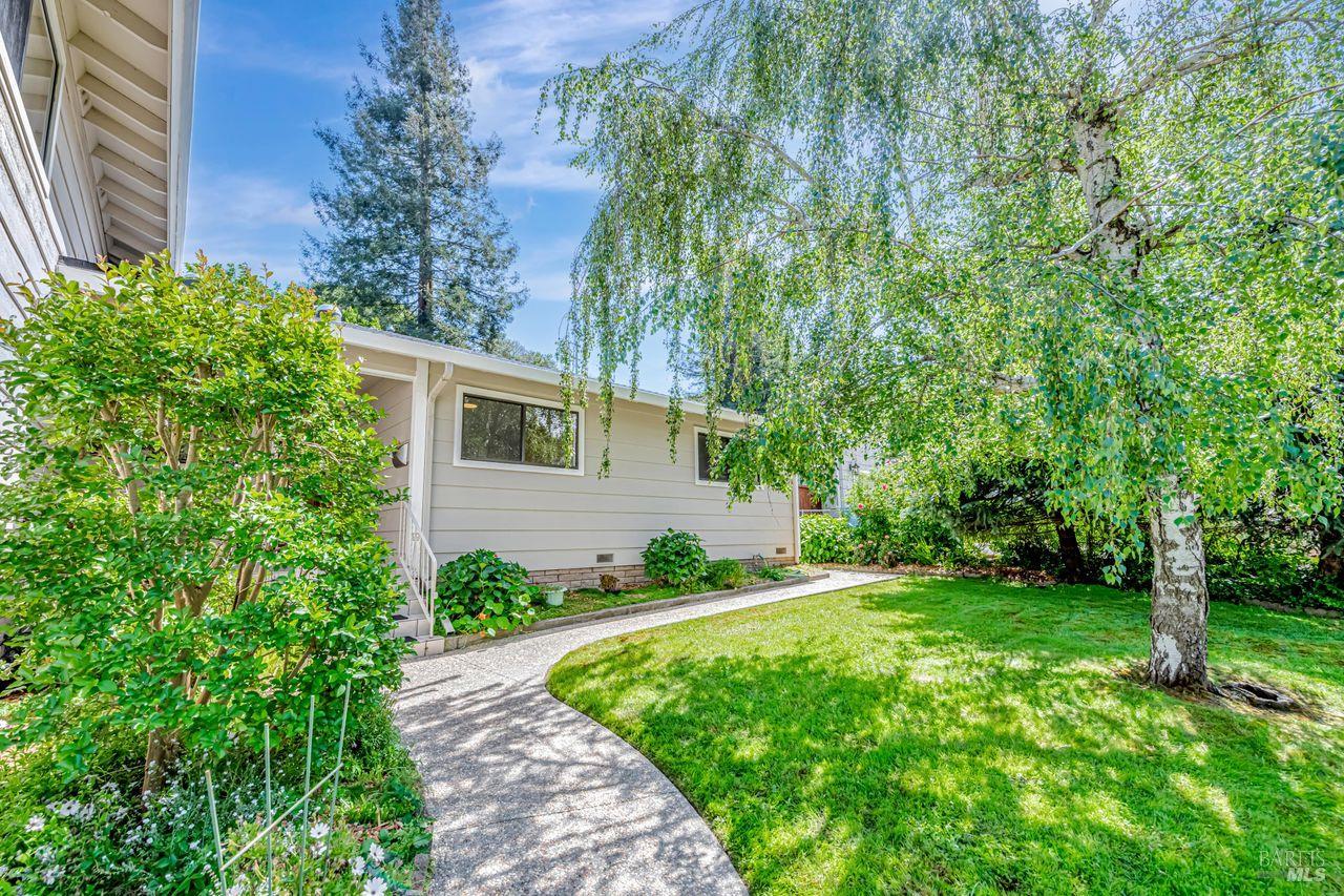 Detail Gallery Image 3 of 53 For 917 West St, Petaluma,  CA 94952 - 4 Beds | 2 Baths