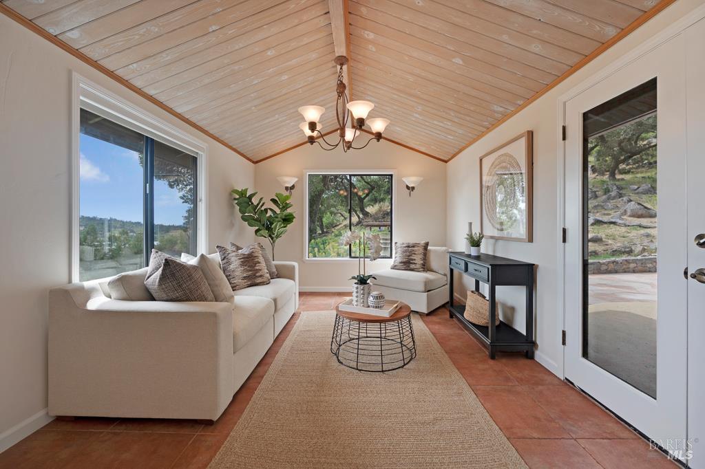Detail Gallery Image 18 of 51 For 3979 Rolling Oaks Rd, Santa Rosa,  CA 95404 - 3 Beds | 3 Baths