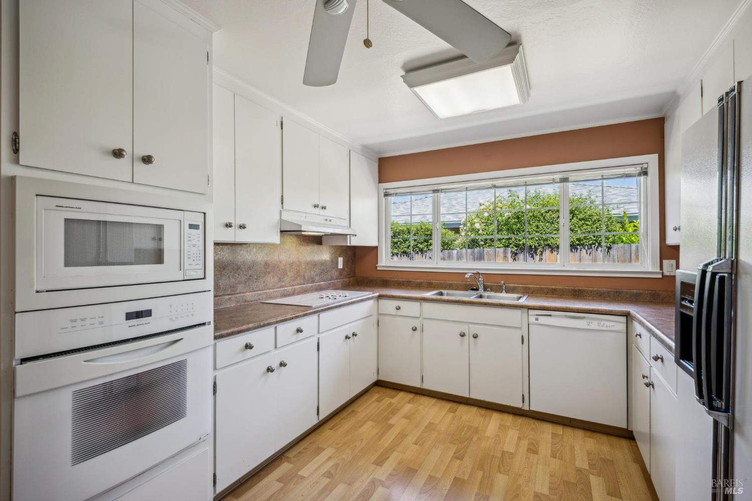 Detail Gallery Image 3 of 16 For 120 Meriam Dr, San Rafael,  CA 94903 - 3 Beds | 2/1 Baths