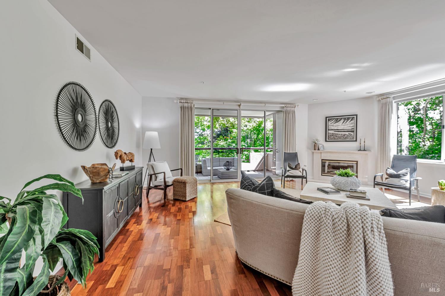 Detail Gallery Image 3 of 43 For 600 Deer Valley Rd 1e,  San Rafael,  CA 94903 - 2 Beds | 3 Baths