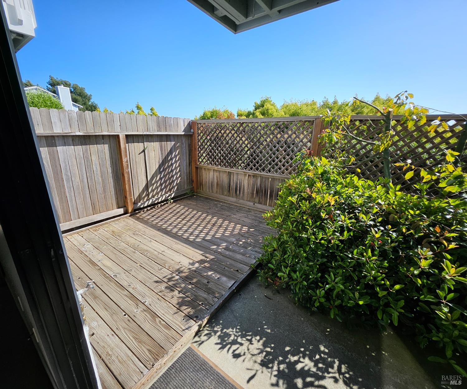 Detail Gallery Image 16 of 22 For 2145 Clearview Cir, Benicia,  CA 94510 - 2 Beds | 2/1 Baths