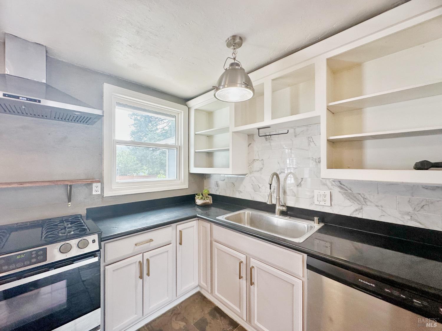 Detail Gallery Image 12 of 44 For 10 Joan Ave, Novato,  CA 94947 - 3 Beds | 1 Baths