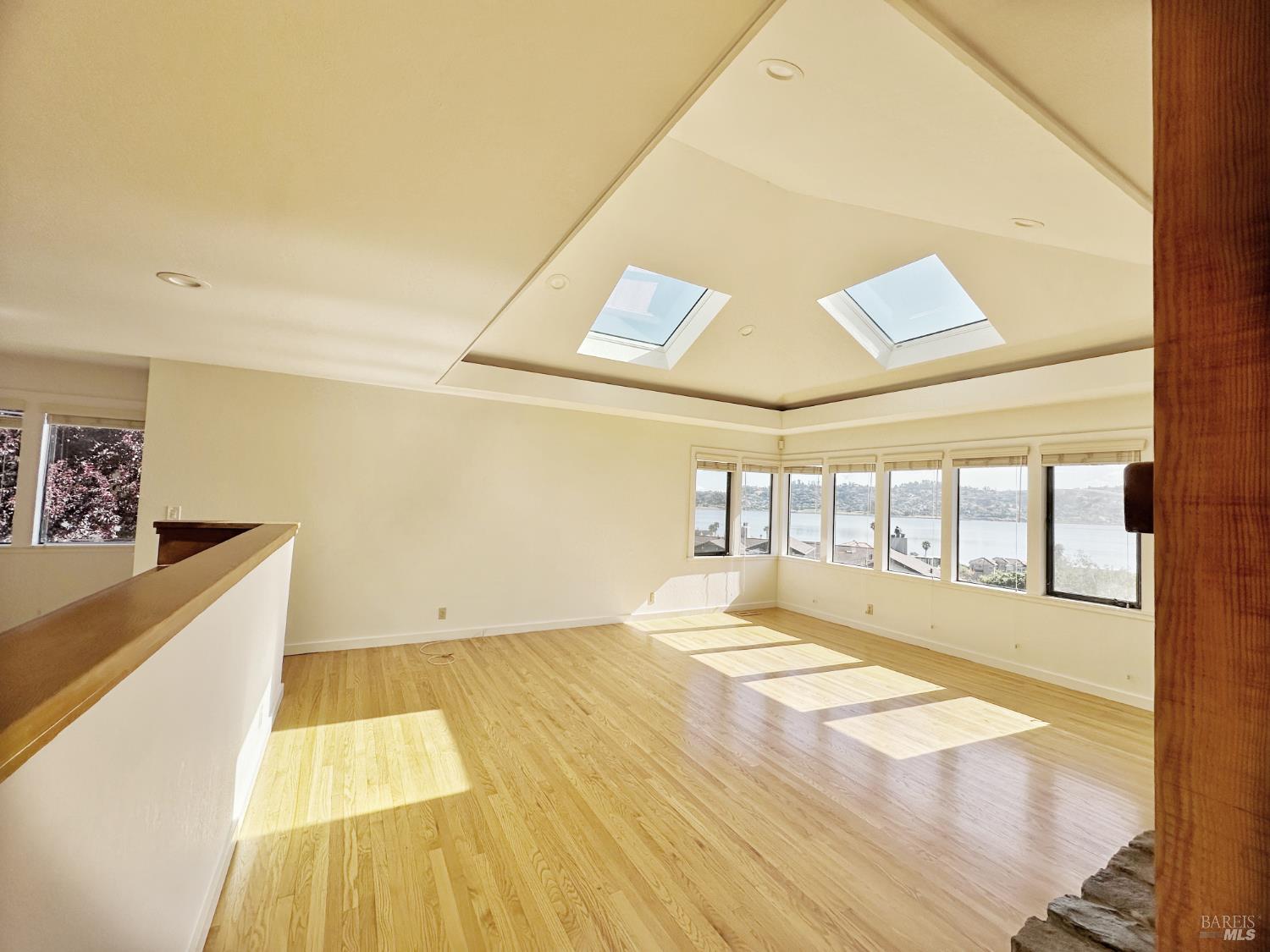 Detail Gallery Image 3 of 84 For 172 Great Circle Dr, Mill Valley,  CA 94941 - 4 Beds | 2/1 Baths