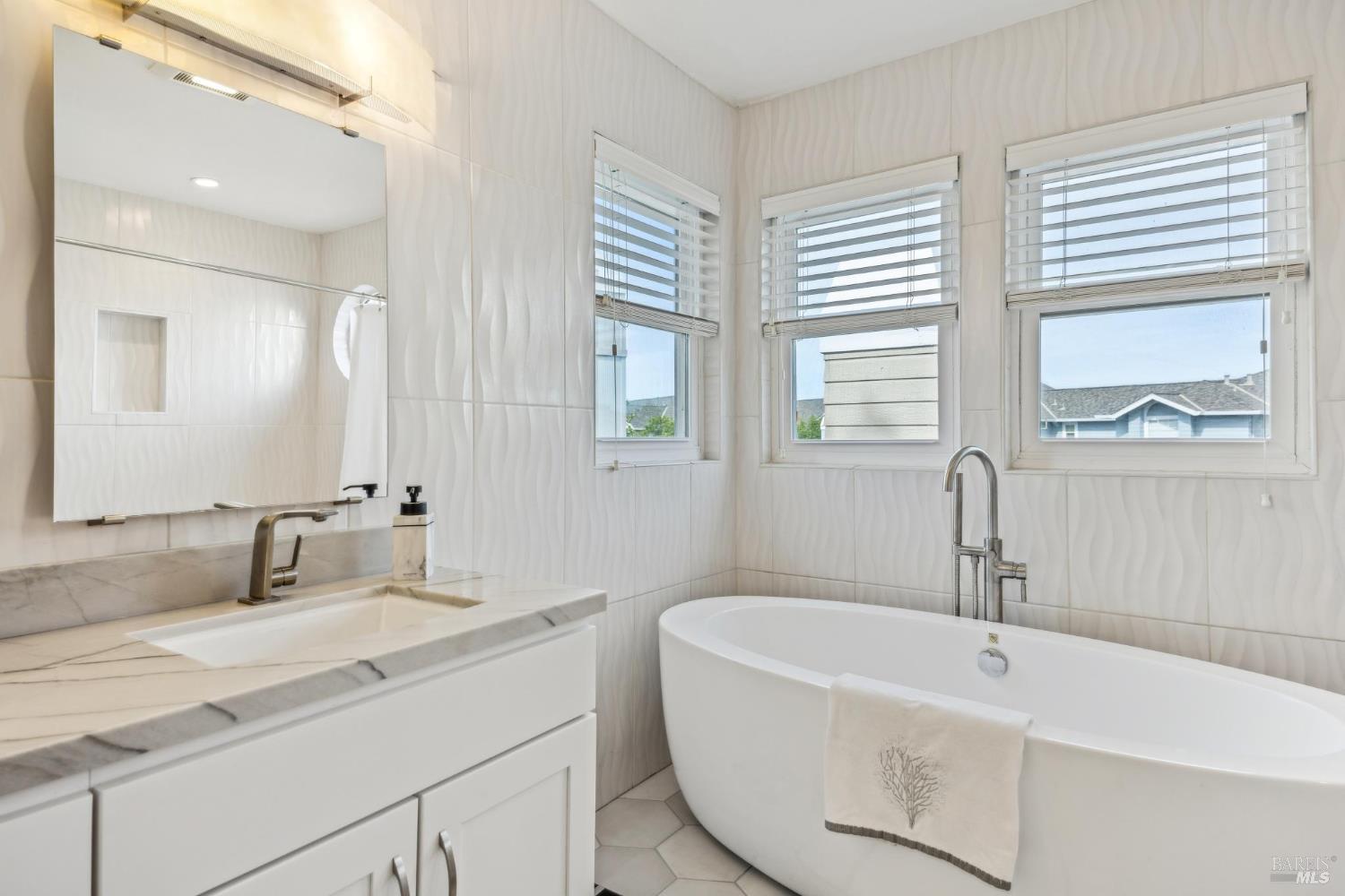 Detail Gallery Image 22 of 55 For 110 Baypoint Dr, San Rafael,  CA 94901 - 4 Beds | 3 Baths