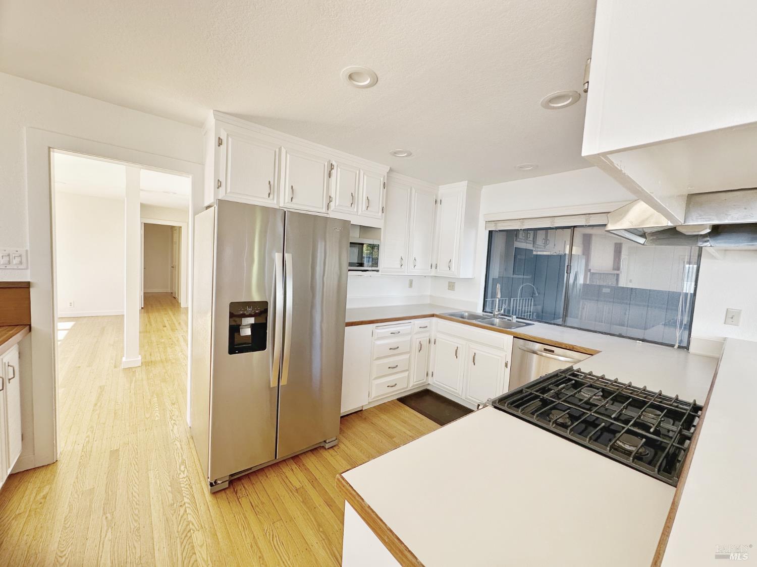 Detail Gallery Image 13 of 84 For 172 Great Circle Dr, Mill Valley,  CA 94941 - 4 Beds | 2/1 Baths