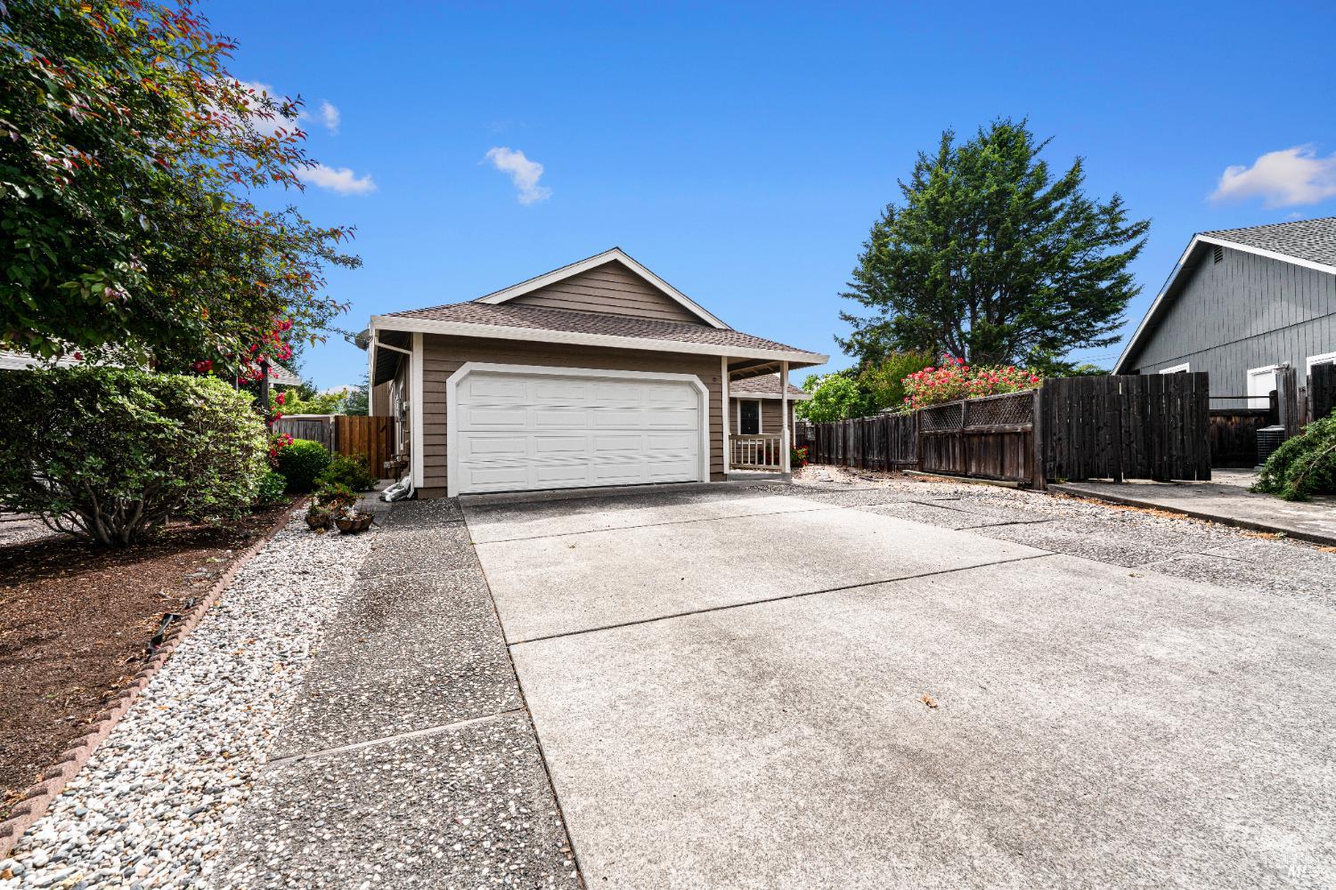 Detail Gallery Image 3 of 26 For 1065 Ne Badger Ct, Santa Rosa,  CA 95409 - 3 Beds | 2 Baths