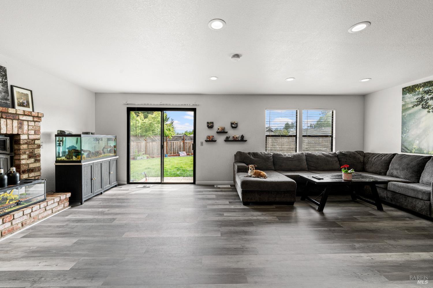 Detail Gallery Image 9 of 26 For 1065 Ne Badger Ct, Santa Rosa,  CA 95409 - 3 Beds | 2 Baths