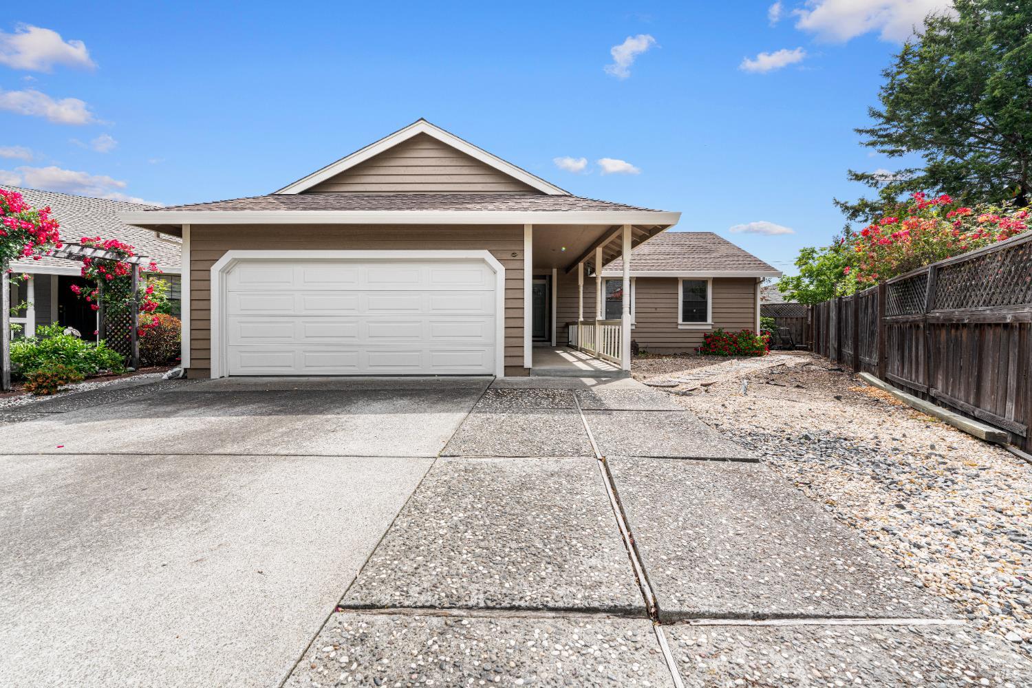 Detail Gallery Image 2 of 26 For 1065 Ne Badger Ct, Santa Rosa,  CA 95409 - 3 Beds | 2 Baths