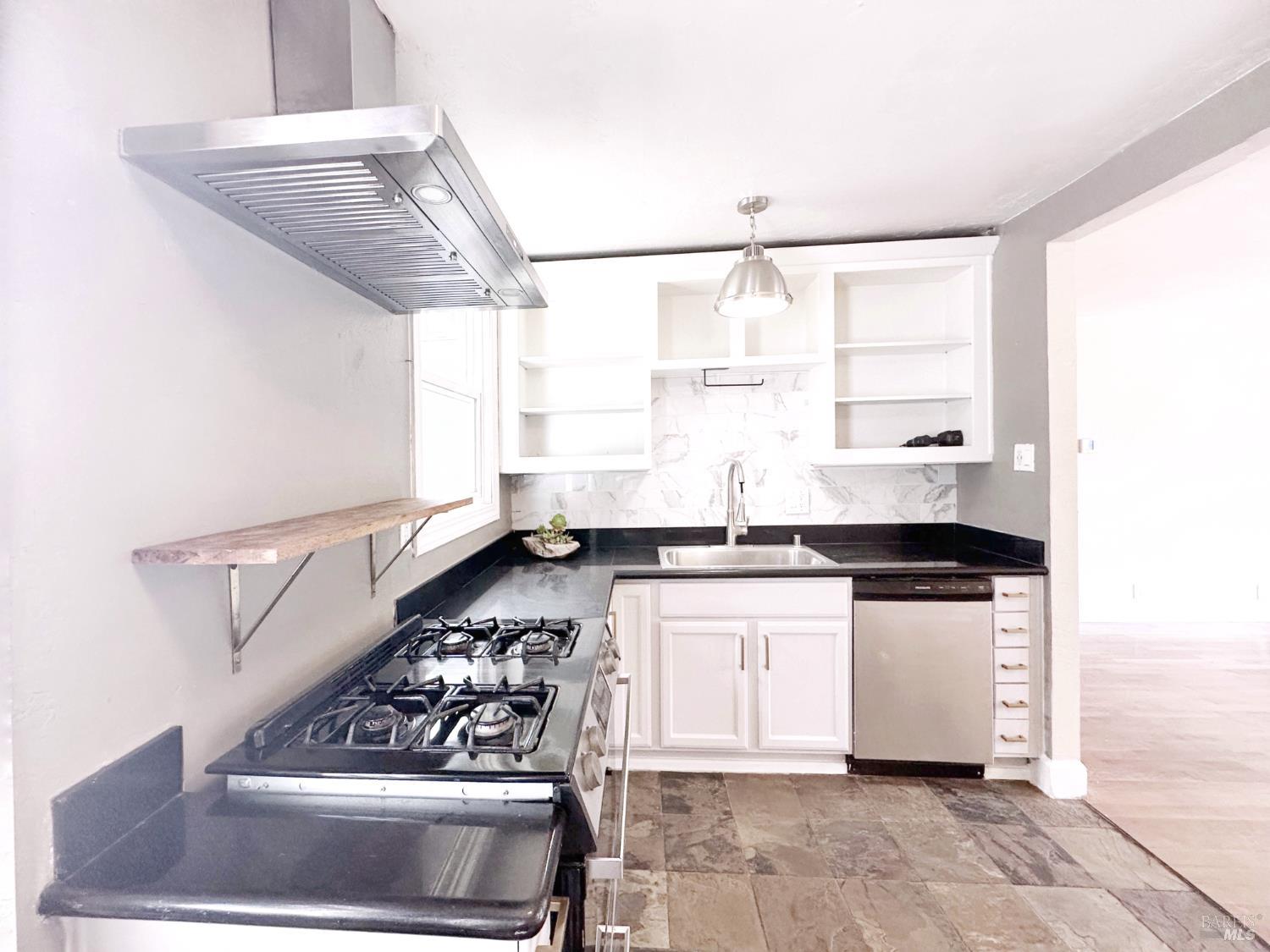 Detail Gallery Image 15 of 44 For 10 Joan Ave, Novato,  CA 94947 - 3 Beds | 1 Baths