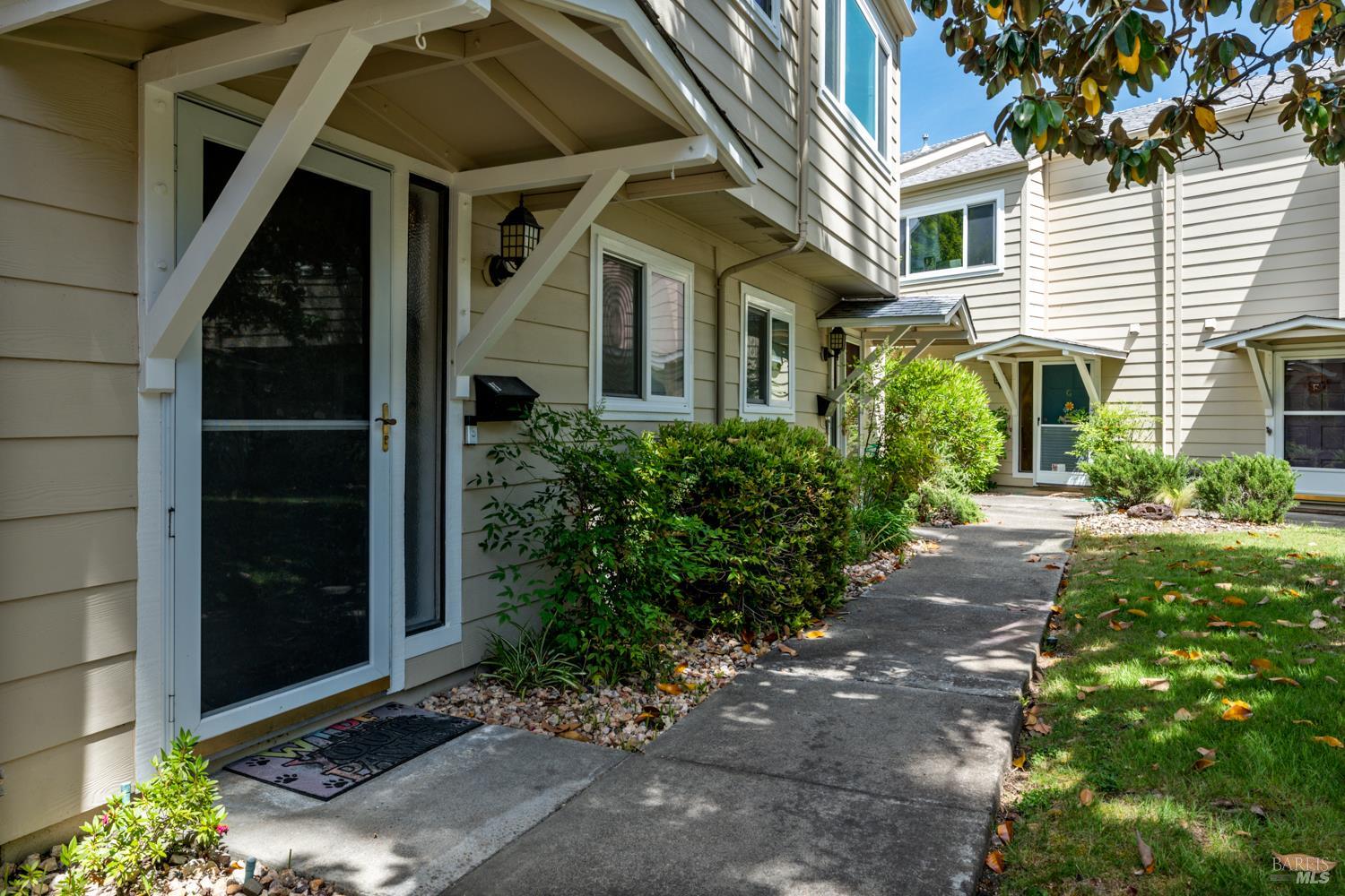 Detail Gallery Image 1 of 30 For 280 San Jacinta Dr #J,  Ukiah,  CA 95482 - 2 Beds | 2/1 Baths