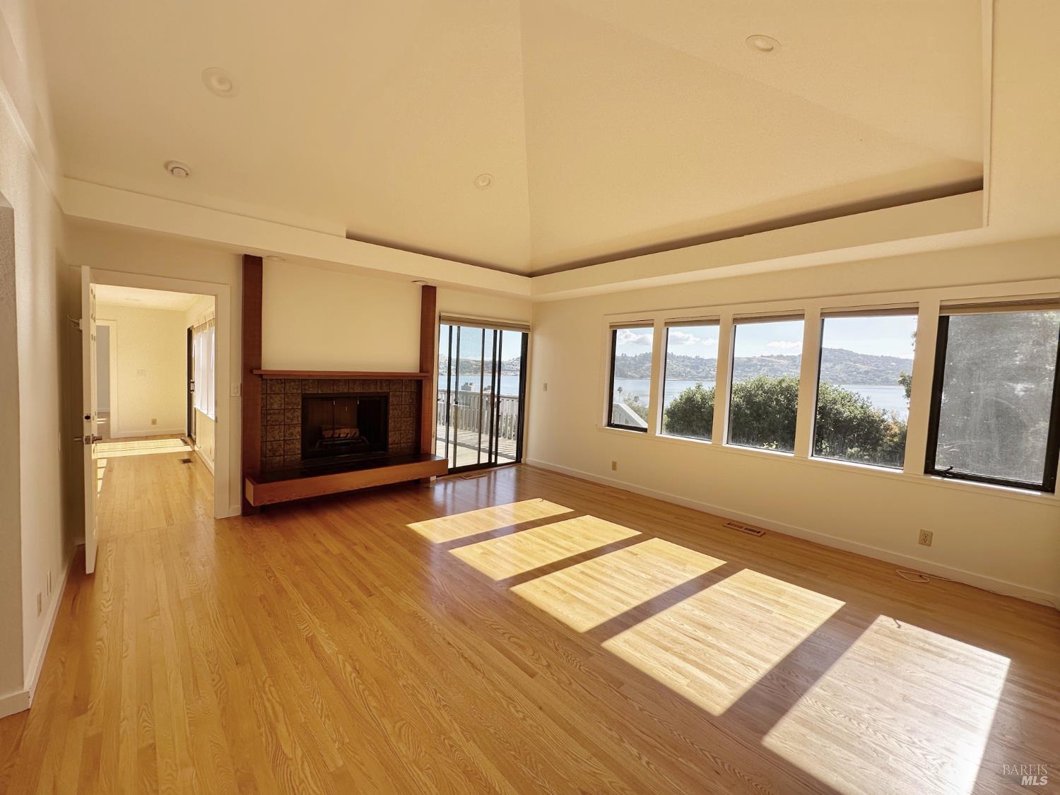 Detail Gallery Image 16 of 84 For 172 Great Circle Dr, Mill Valley,  CA 94941 - 4 Beds | 2/1 Baths