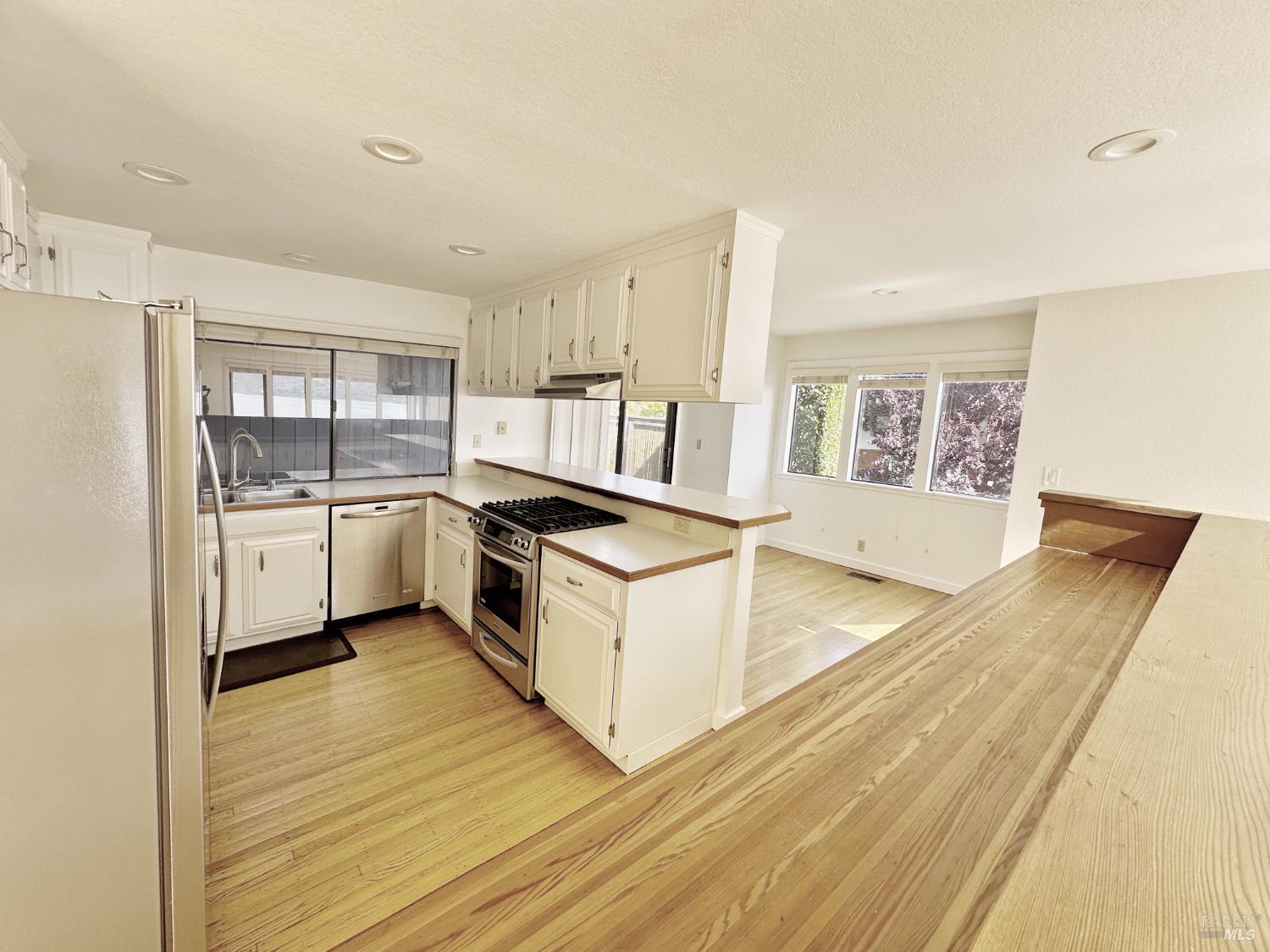 Detail Gallery Image 8 of 84 For 172 Great Circle Dr, Mill Valley,  CA 94941 - 4 Beds | 2/1 Baths