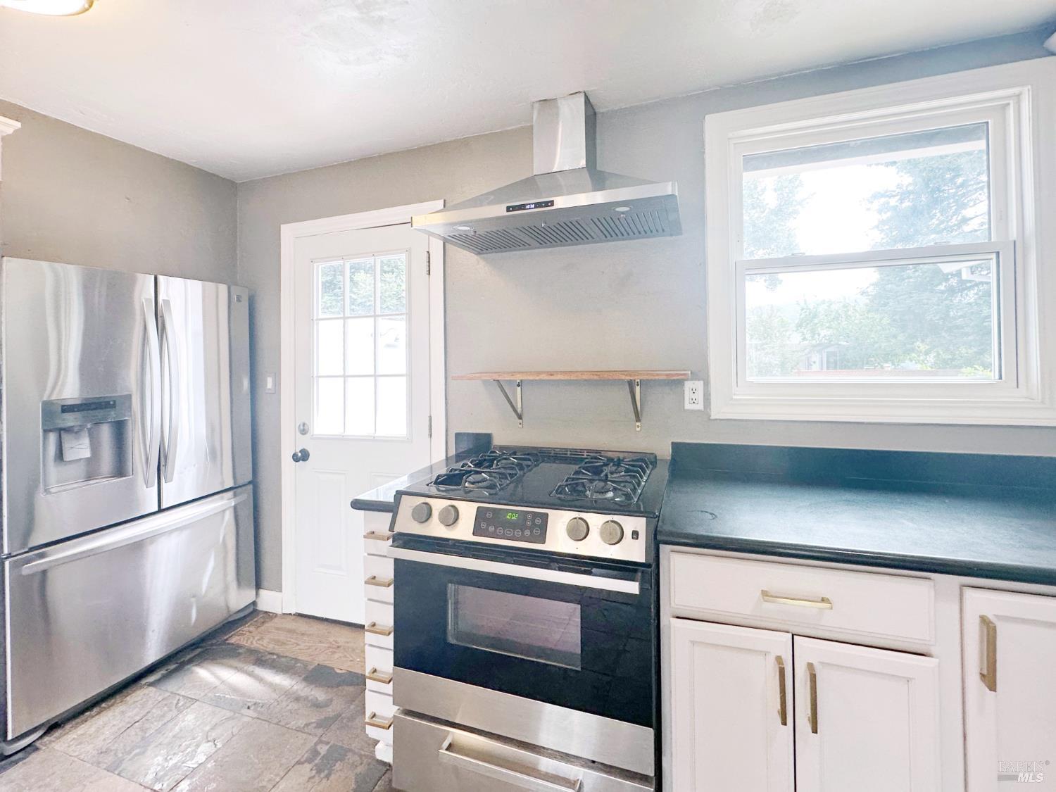 Detail Gallery Image 11 of 44 For 10 Joan Ave, Novato,  CA 94947 - 3 Beds | 1 Baths