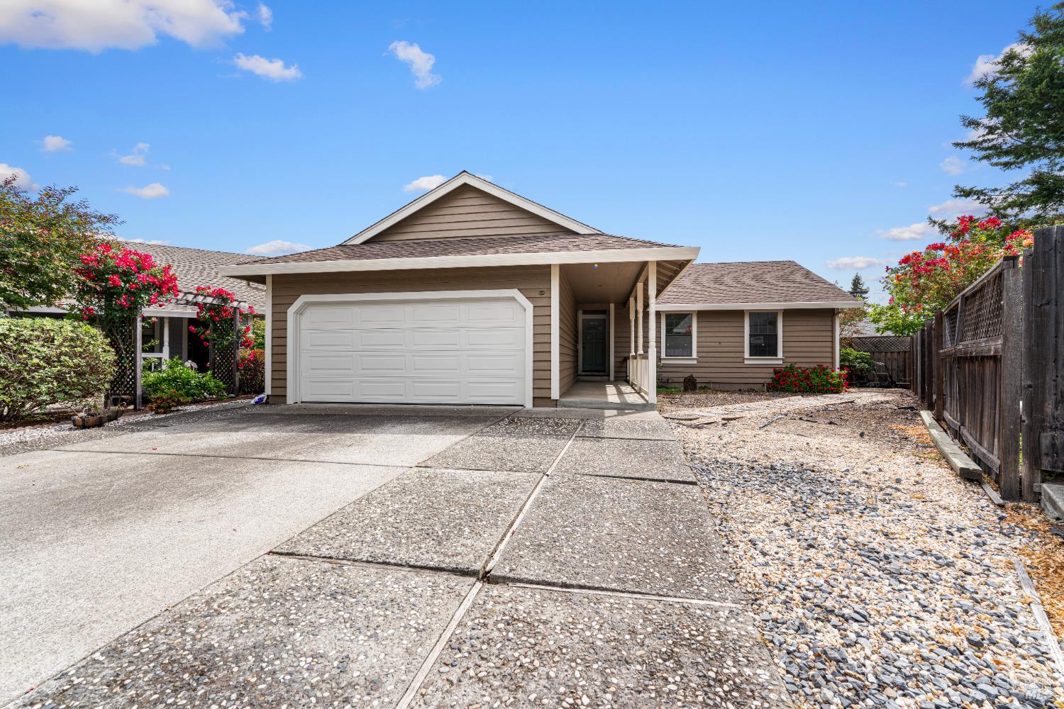 Detail Gallery Image 1 of 26 For 1065 Ne Badger Ct, Santa Rosa,  CA 95409 - 3 Beds | 2 Baths