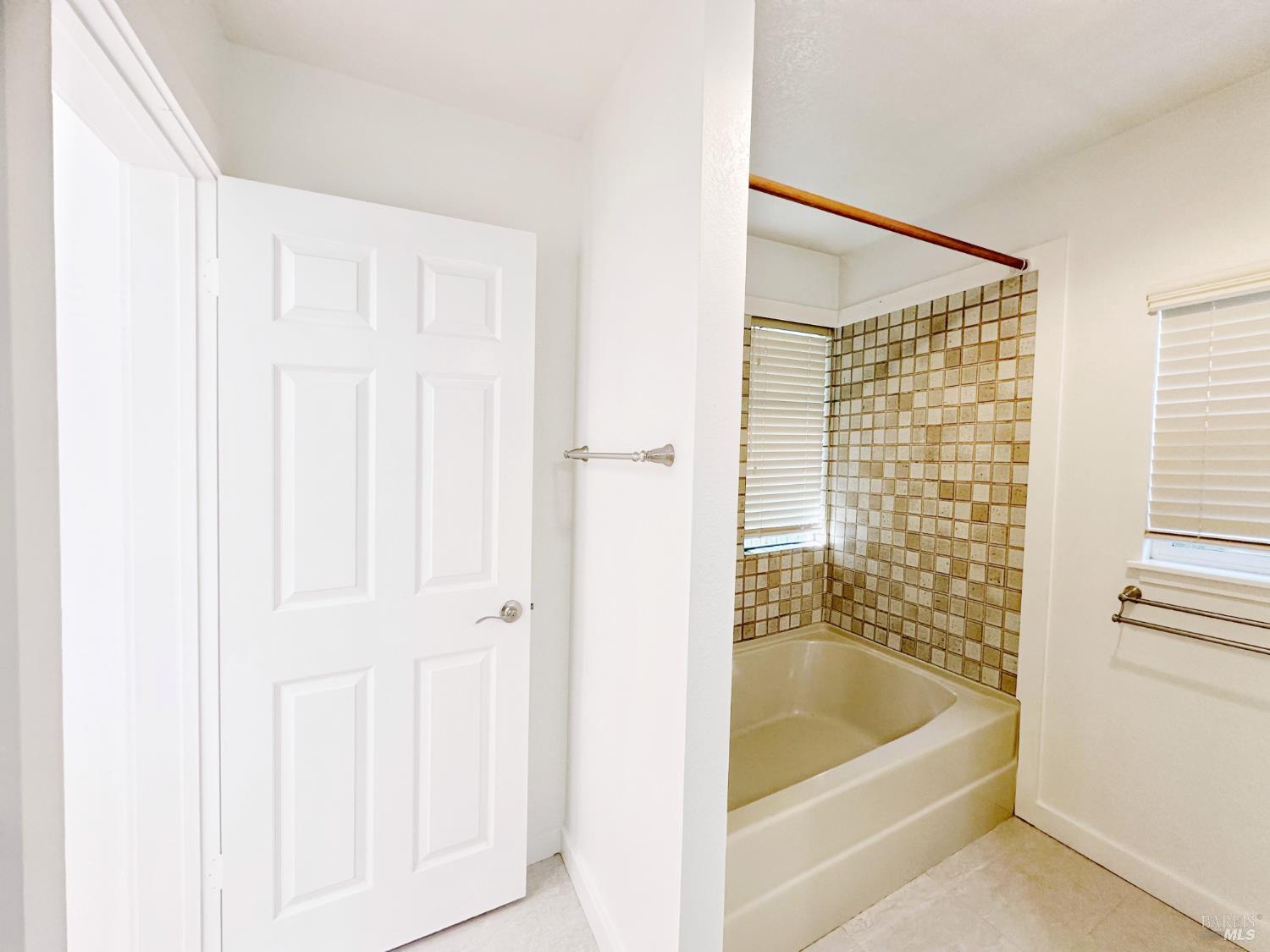 Detail Gallery Image 25 of 84 For 172 Great Circle Dr, Mill Valley,  CA 94941 - 4 Beds | 2/1 Baths