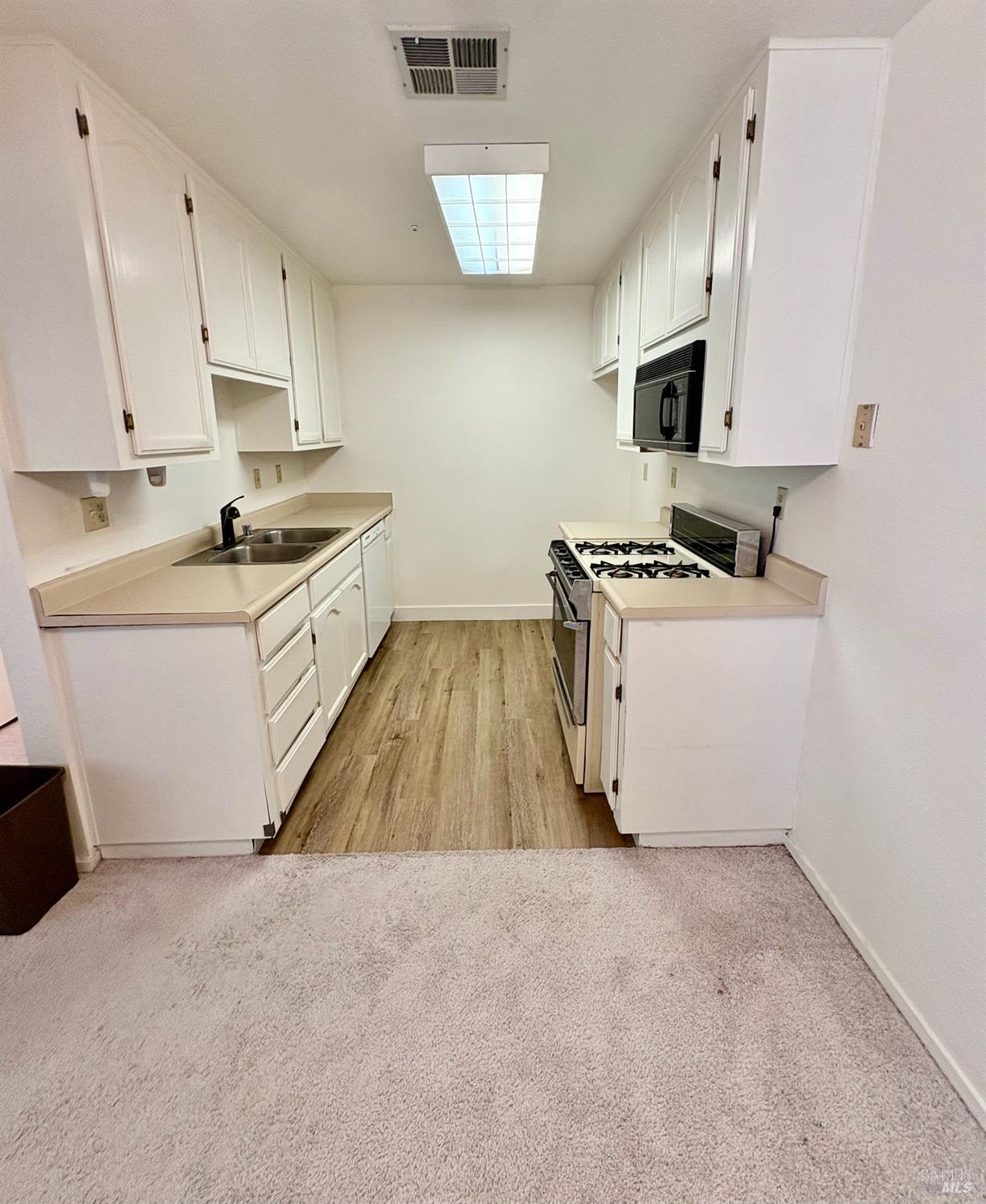 Detail Gallery Image 6 of 7 For 1801 Marshall Rd #403,  Vacaville,  CA 95687 - 1 Beds | 1 Baths