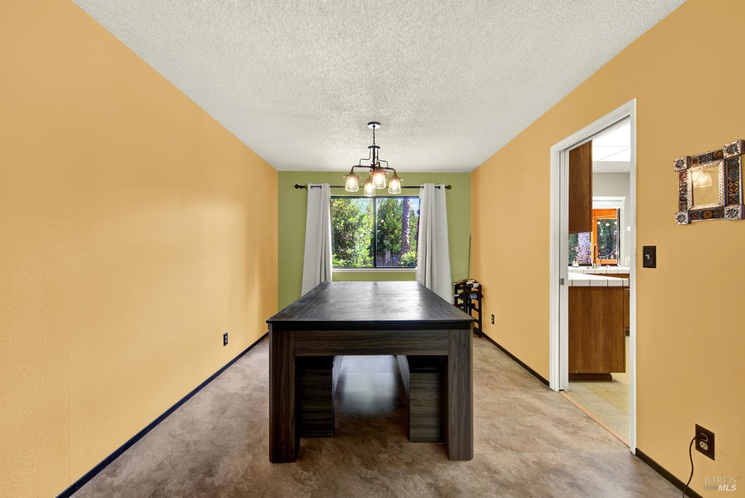 Detail Gallery Image 6 of 25 For 3265 Arroyo Dr, Fairfield,  CA 94533 - 4 Beds | 2/1 Baths