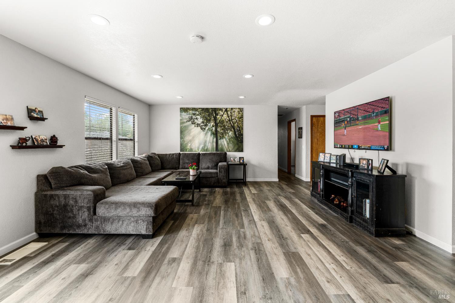 Detail Gallery Image 10 of 26 For 1065 Ne Badger Ct, Santa Rosa,  CA 95409 - 3 Beds | 2 Baths