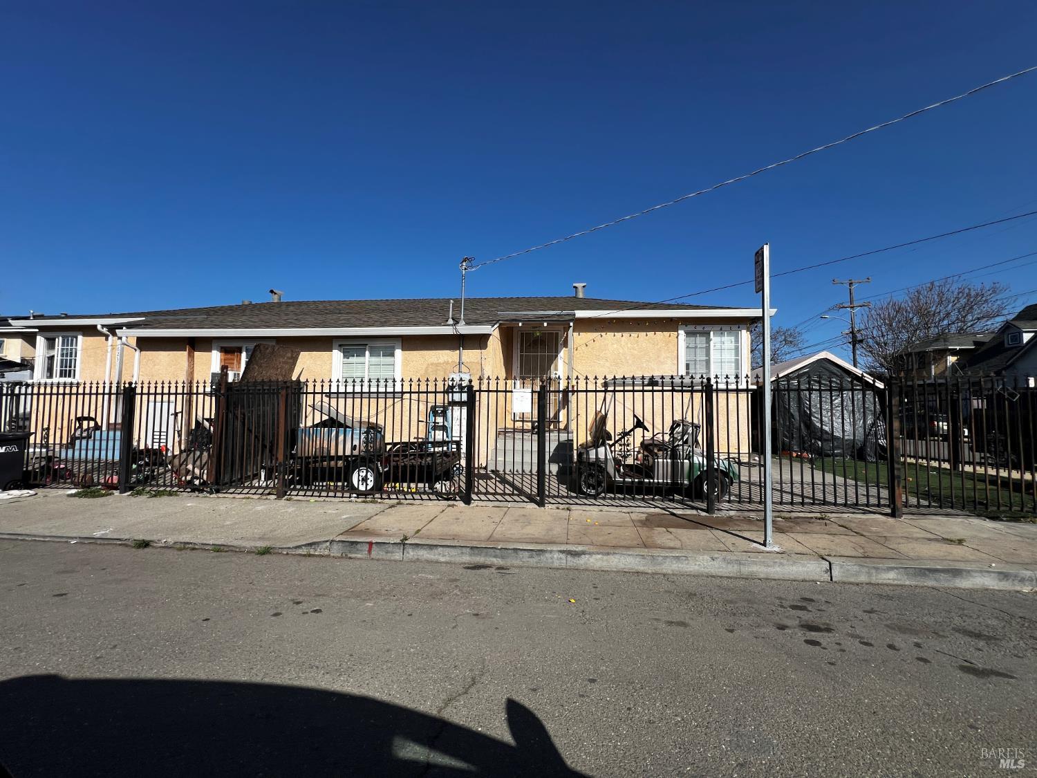 Detail Gallery Image 2 of 9 For 829 Apple St, Oakland,  CA 94603 - – Beds | – Baths