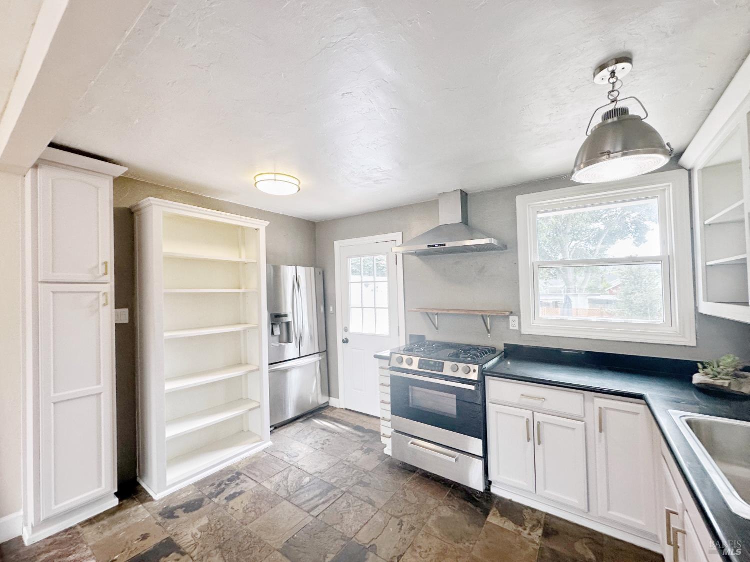 Detail Gallery Image 13 of 44 For 10 Joan Ave, Novato,  CA 94947 - 3 Beds | 1 Baths