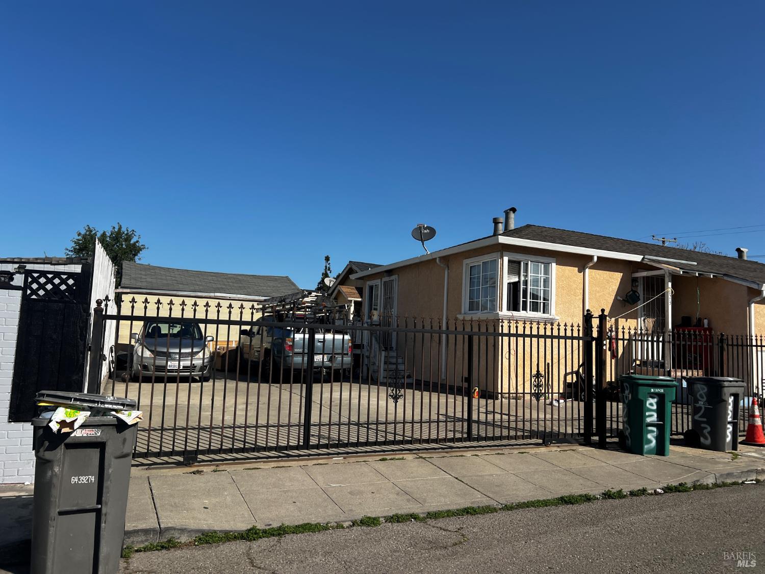 Detail Gallery Image 1 of 9 For 829 Apple St, Oakland,  CA 94603 - – Beds | – Baths