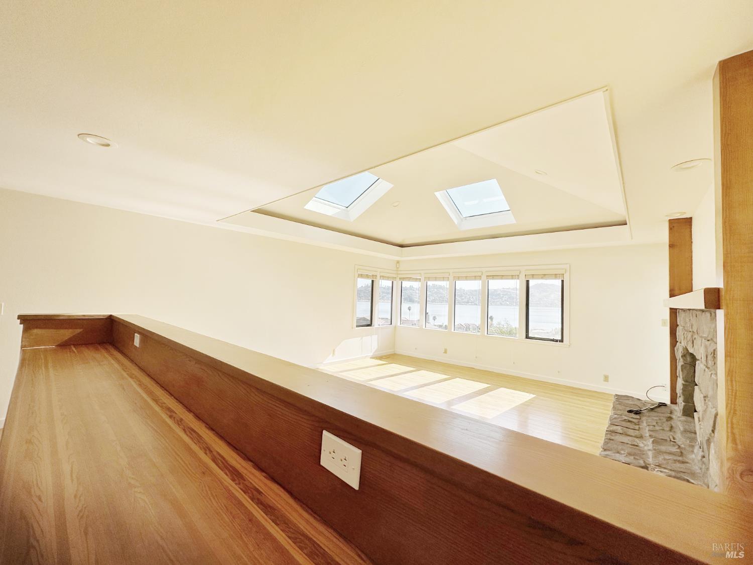 Detail Gallery Image 11 of 84 For 172 Great Circle Dr, Mill Valley,  CA 94941 - 4 Beds | 2/1 Baths