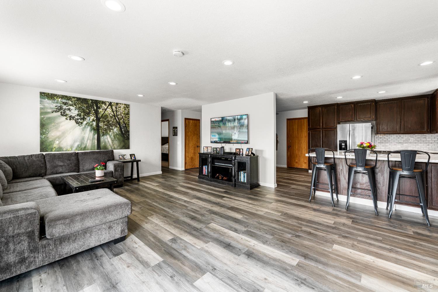 Detail Gallery Image 6 of 26 For 1065 Ne Badger Ct, Santa Rosa,  CA 95409 - 3 Beds | 2 Baths