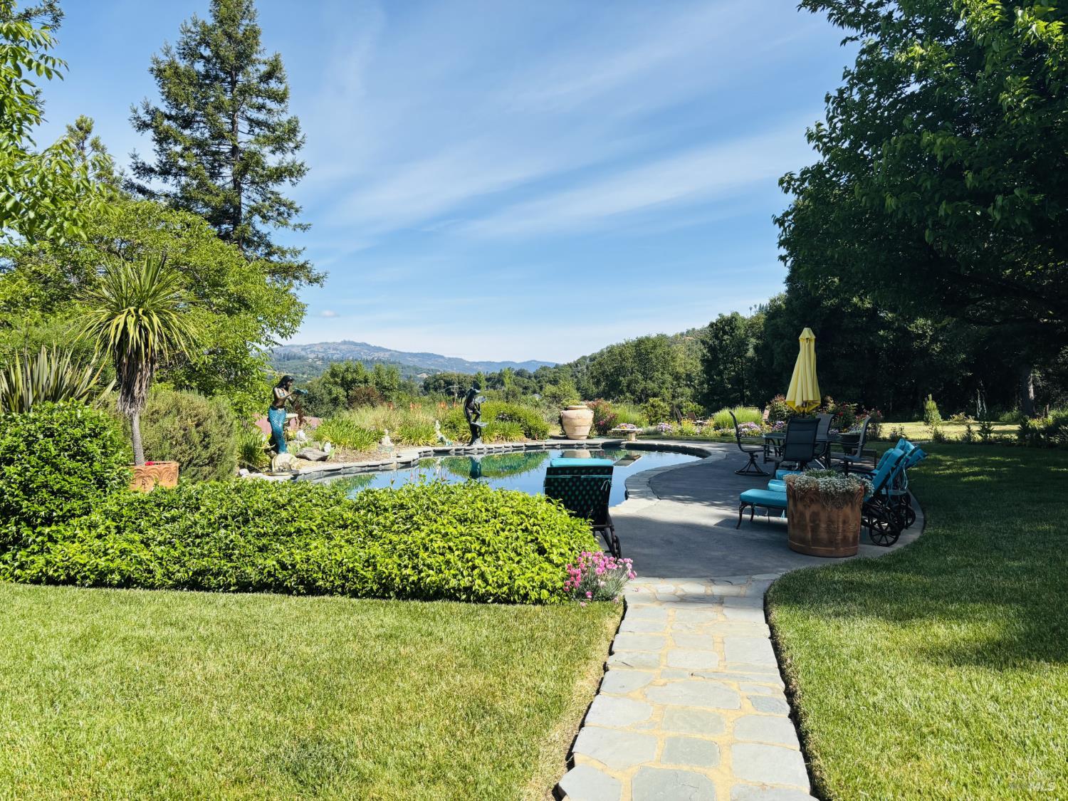 Detail Gallery Image 2 of 28 For 360 Milani Dr, Ukiah,  CA 95482 - 3 Beds | 2 Baths