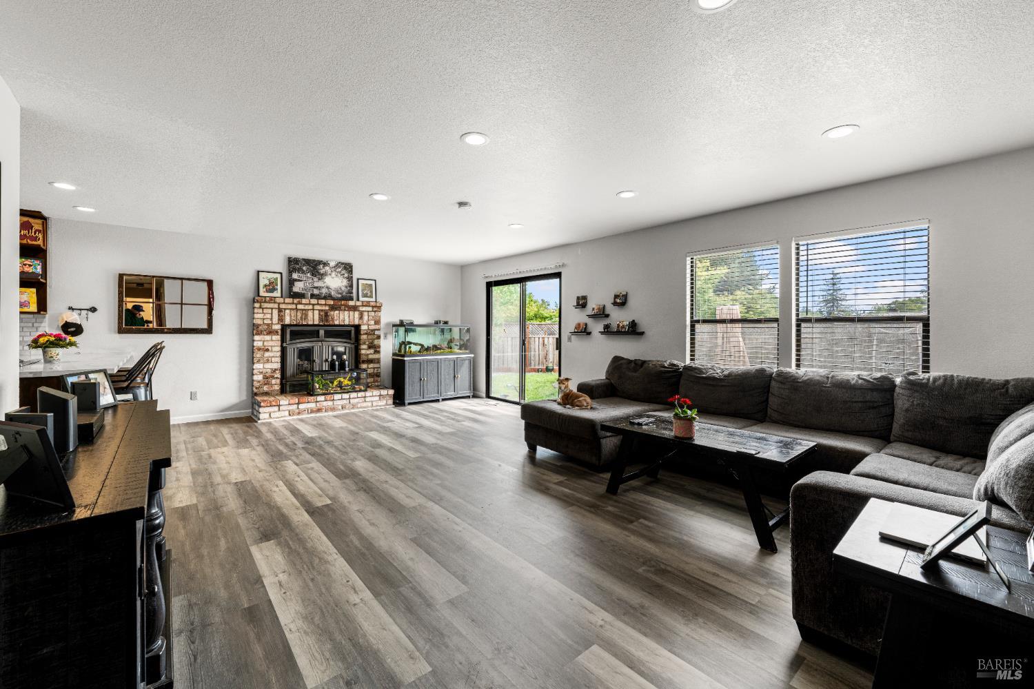 Detail Gallery Image 8 of 26 For 1065 Ne Badger Ct, Santa Rosa,  CA 95409 - 3 Beds | 2 Baths
