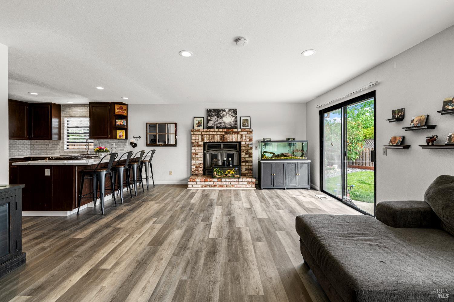 Detail Gallery Image 7 of 26 For 1065 Ne Badger Ct, Santa Rosa,  CA 95409 - 3 Beds | 2 Baths