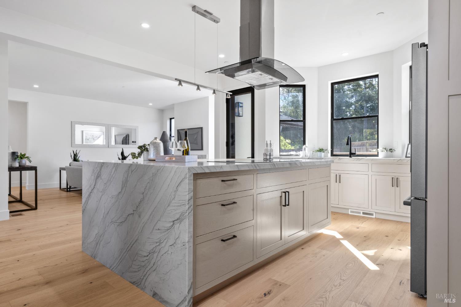 Detail Gallery Image 7 of 33 For 2012 Eagle Ct, Santa Rosa,  CA 95403 - 5 Beds | 4/1 Baths