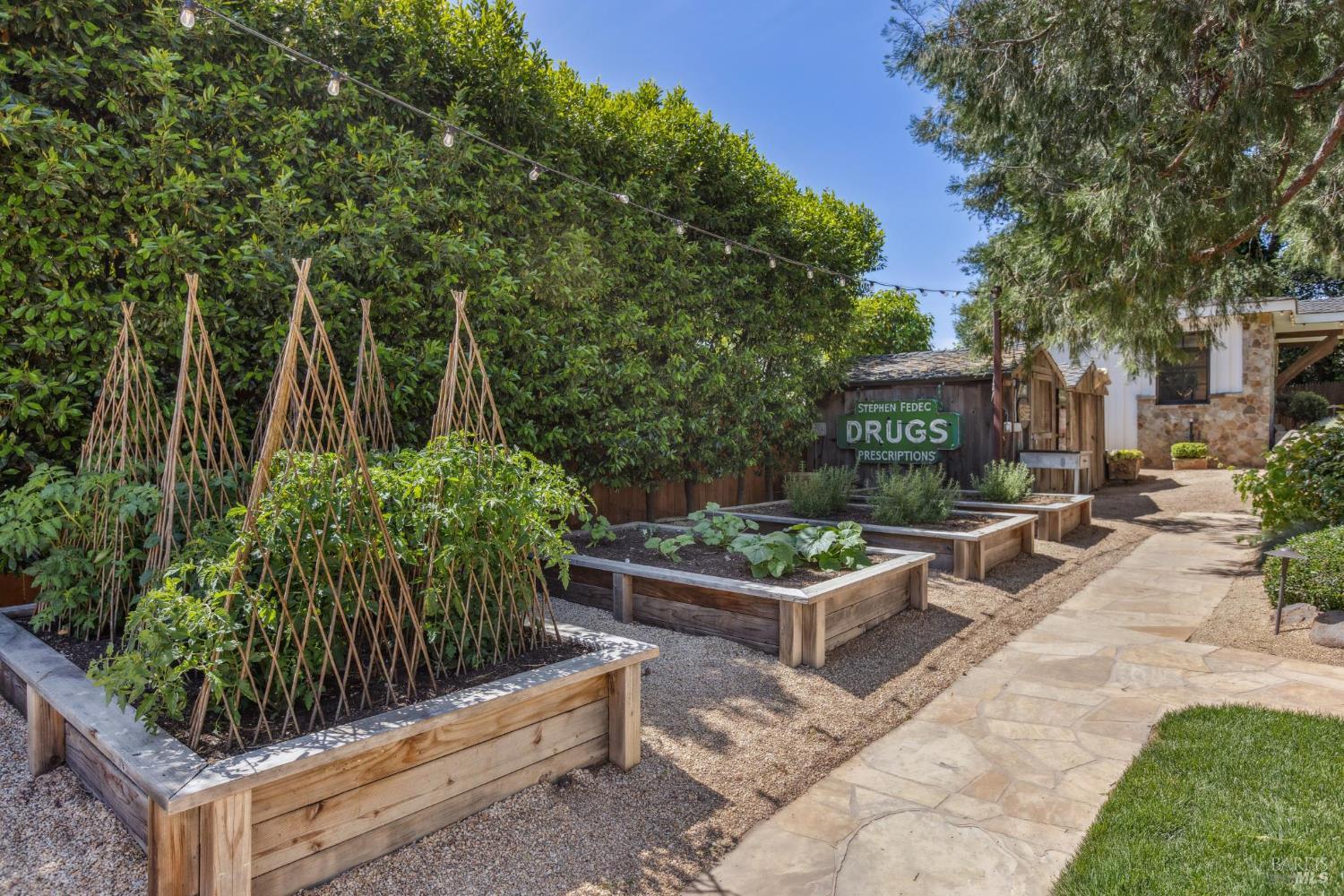 Detail Gallery Image 36 of 71 For 1040 Rose Dr, Napa,  CA 94558 - 5 Beds | 4 Baths