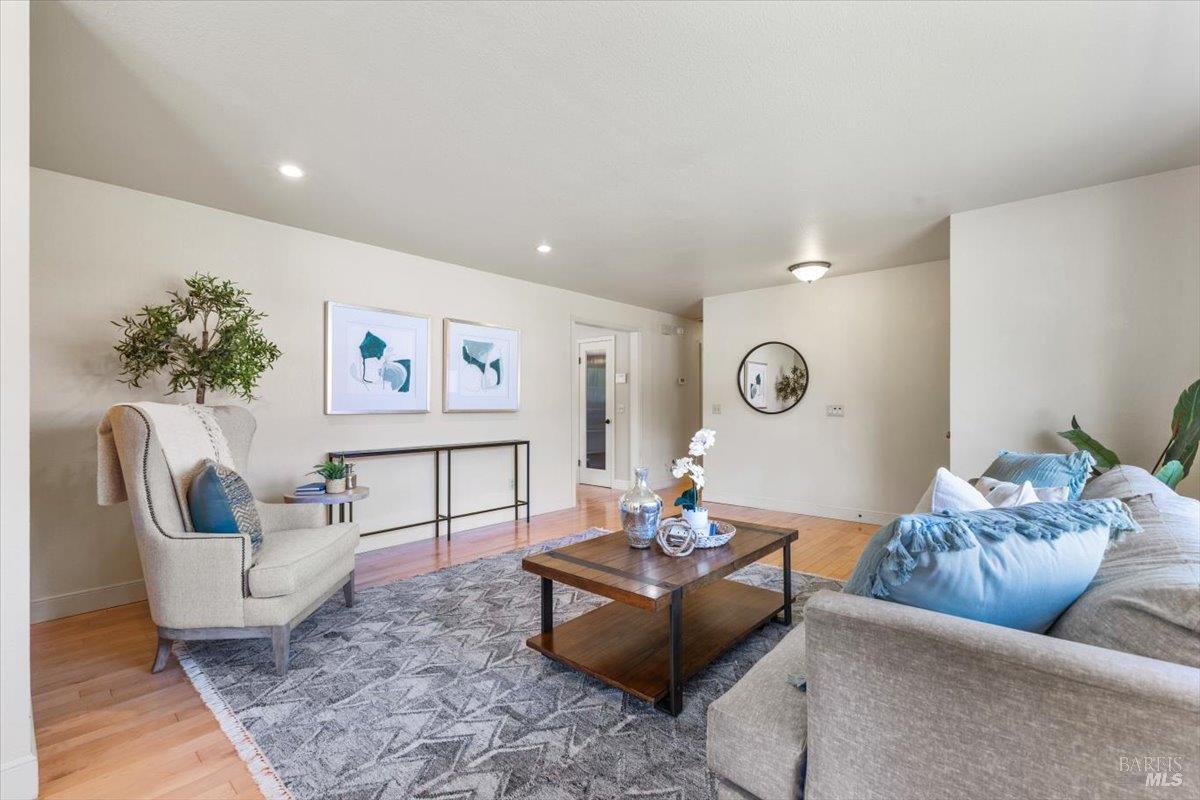 Detail Gallery Image 13 of 52 For 160 Moll Dr, Windsor,  CA 95492 - 3 Beds | 2 Baths