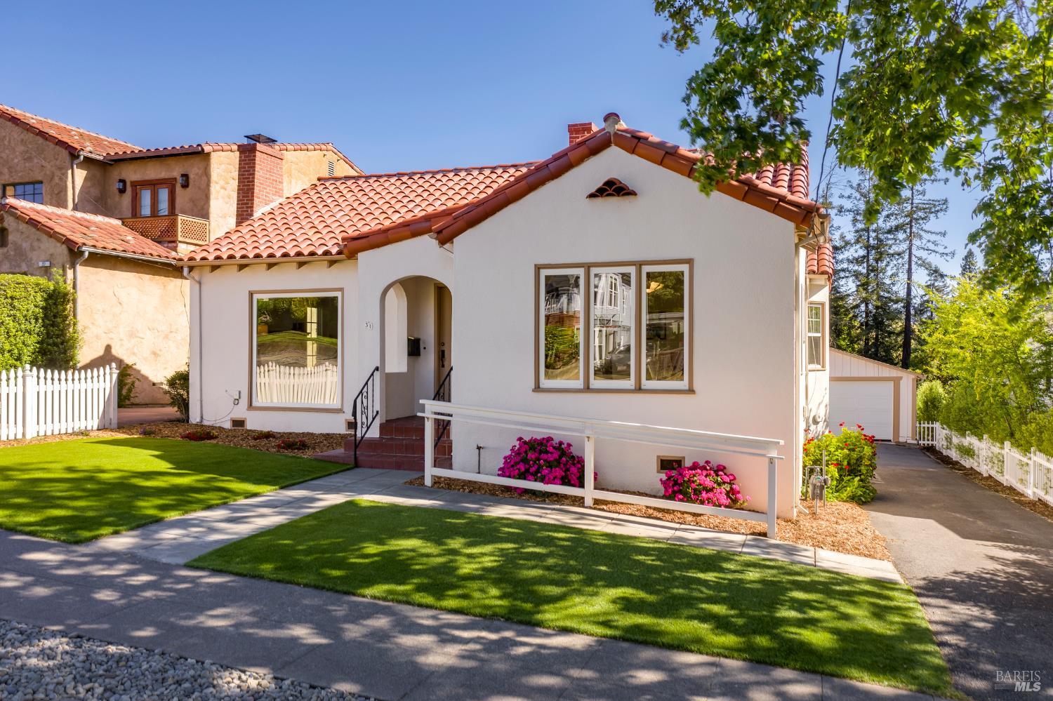 Detail Gallery Image 1 of 52 For 31 Laurel Ave, Petaluma,  CA 94952 - 2 Beds | 1/1 Baths