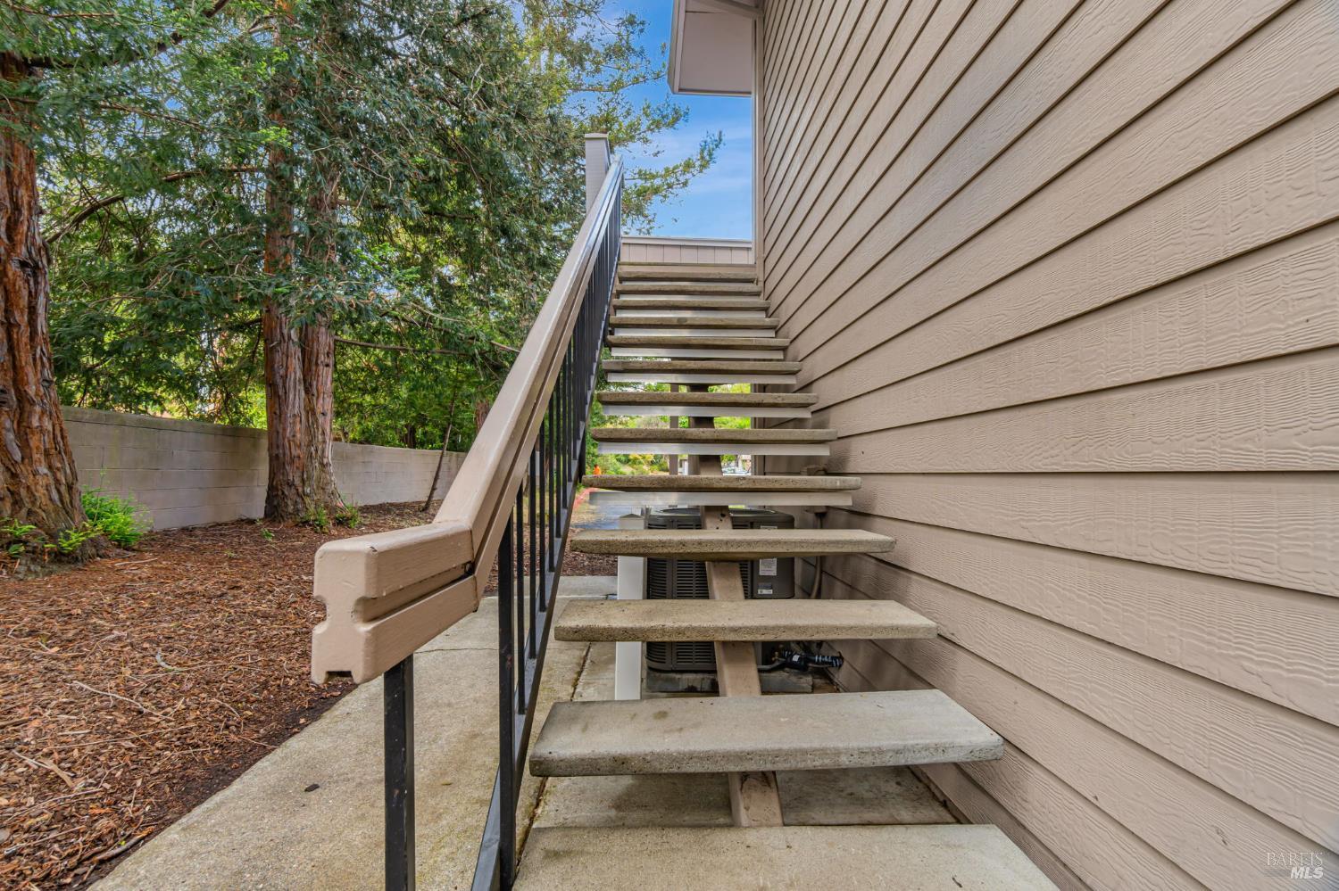 Detail Gallery Image 22 of 31 For 64 Los Padres Cir, Novato,  CA 94947 - 2 Beds | 1 Baths
