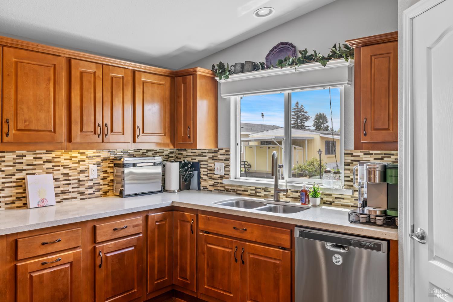 Detail Gallery Image 16 of 51 For 25 Walnut Cir, Rohnert Park,  CA 94928 - 3 Beds | 2 Baths